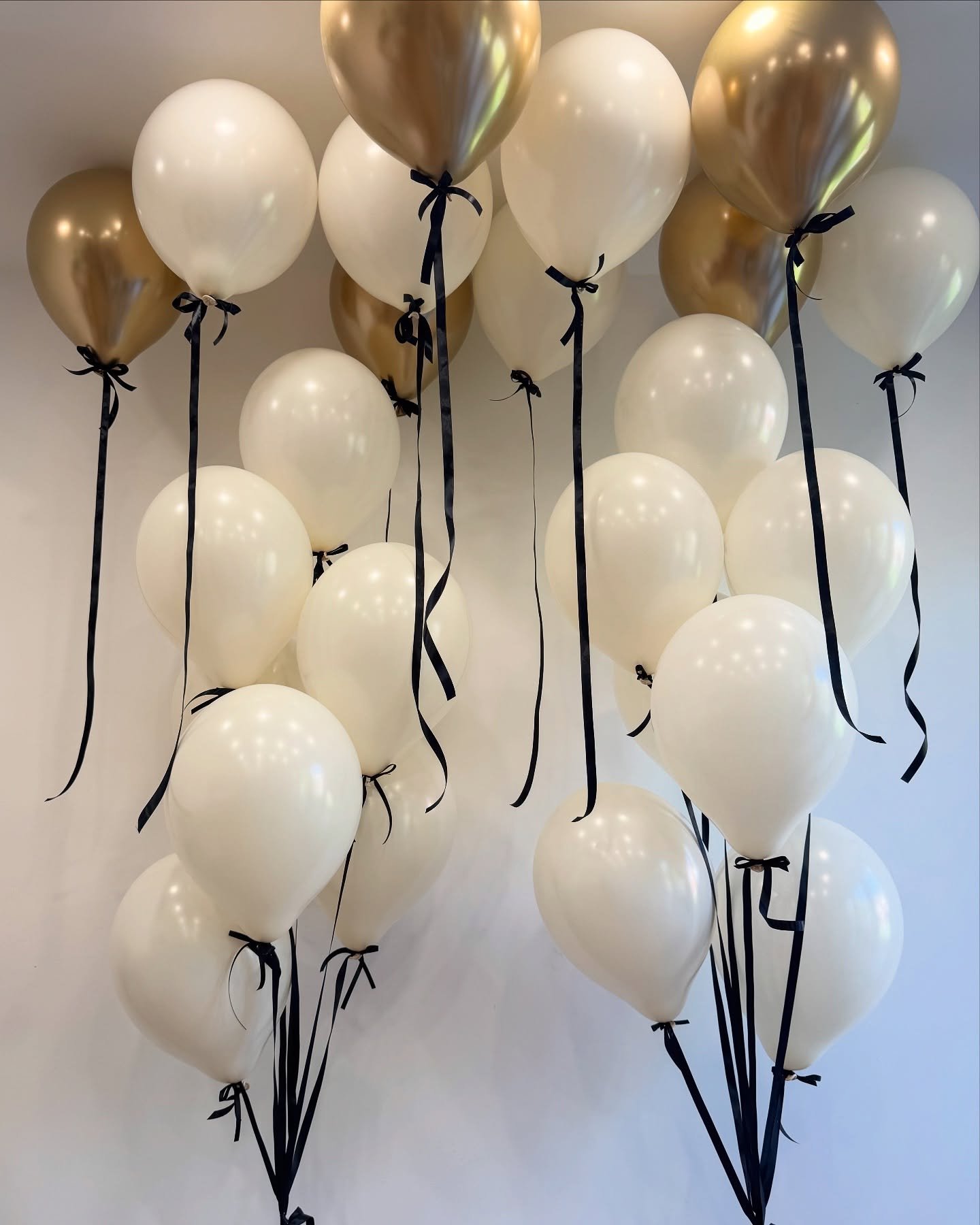 π Elevate your celebration with our helium balloon bunches and ceiling balloons, finished with luxurious satin ribbon for that extra touch of elegance. Because every detail matters. β¨
π DM to enquire