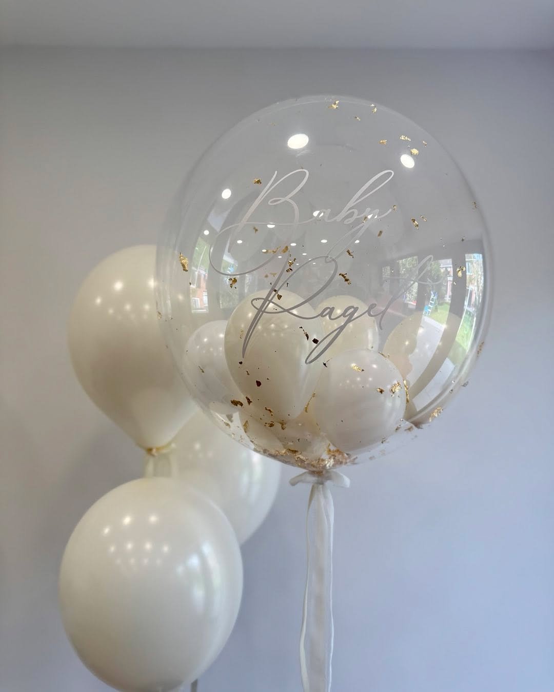 Elegant, custom-crafted balloon decor to elevate your special moments β¨
This bespoke bubble balloon, featuring delicate gold leaf and shades of white and cream, was designed to celebrate baby Paget in timeless style. π
Perfect for baby showers, bi