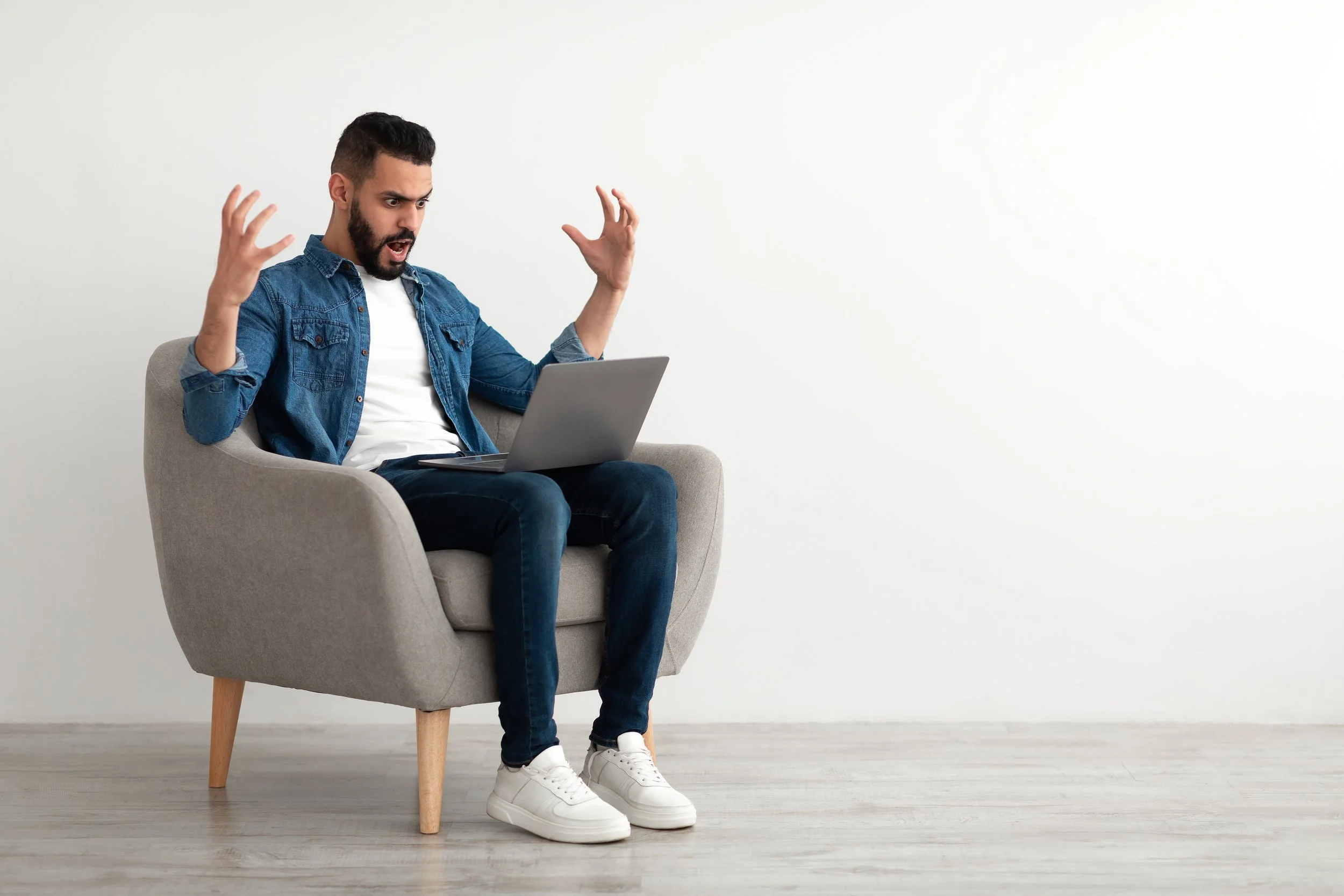 Un hombre está estresado tras cometer un error al programar la cita para su solicitud de visa.