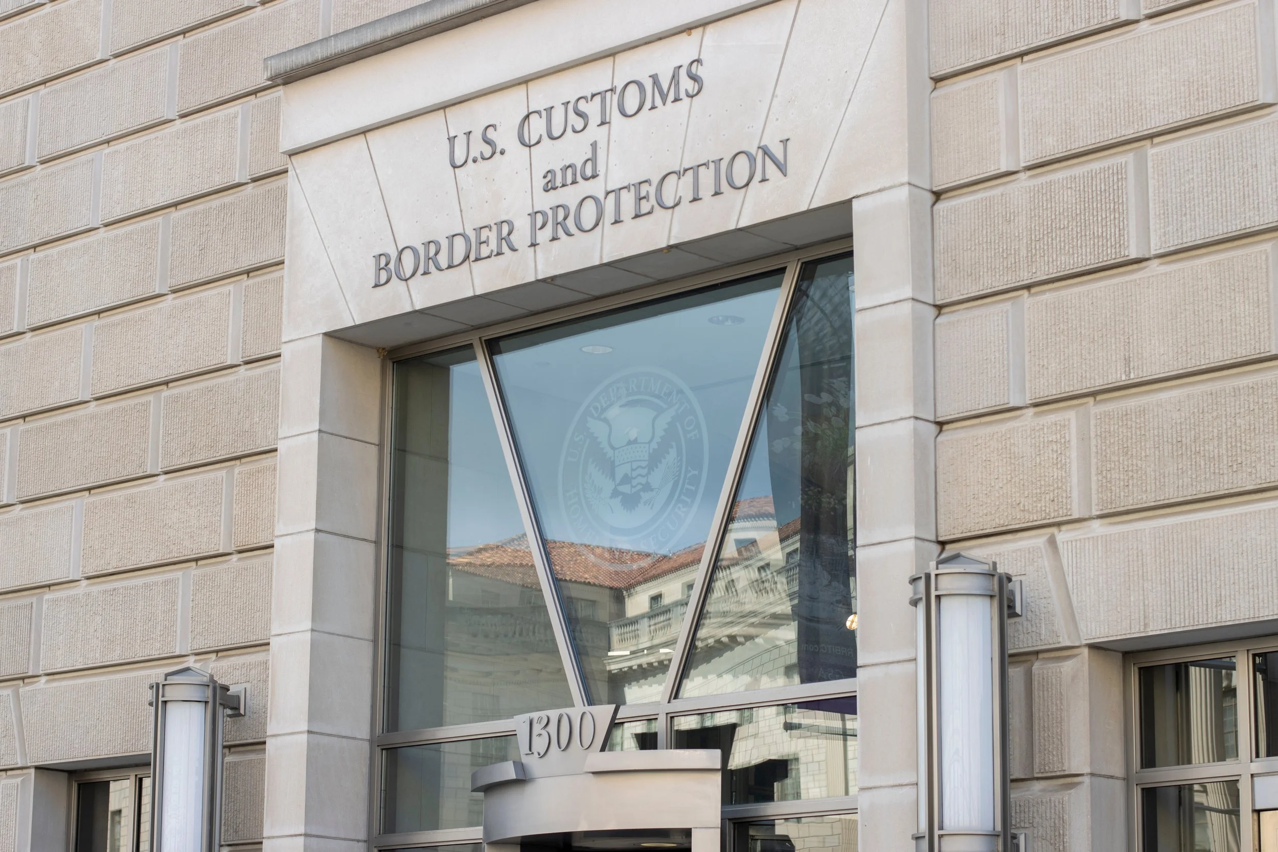 Proclamación Presidencial para Suspender y Limitar la Entrada y la Regla Provisional Conjunta DHS-DOJ para Restringir el Asilo Durante Altos Encuentros en la Frontera Sur