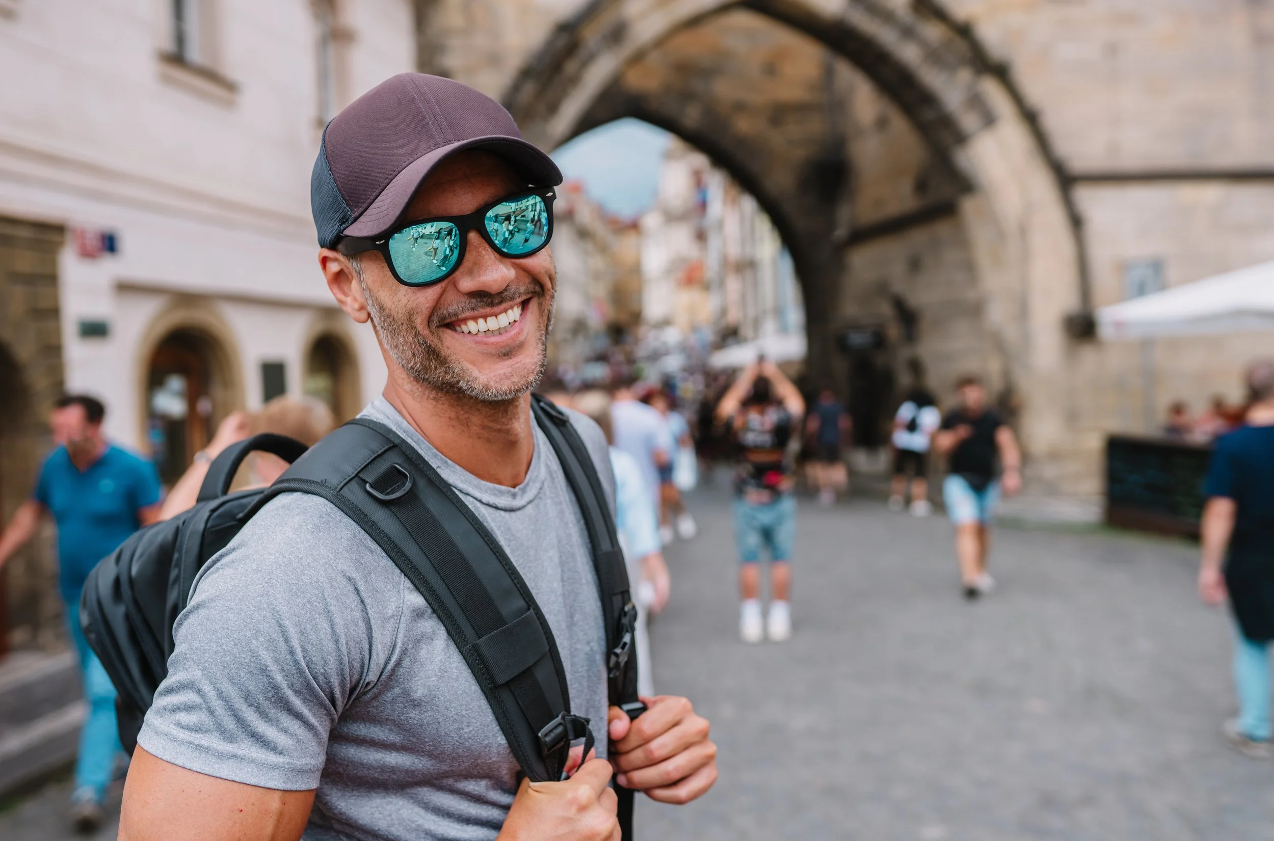 Hombre colombiano sonriendo mientras viaja por Estados Unidos.
