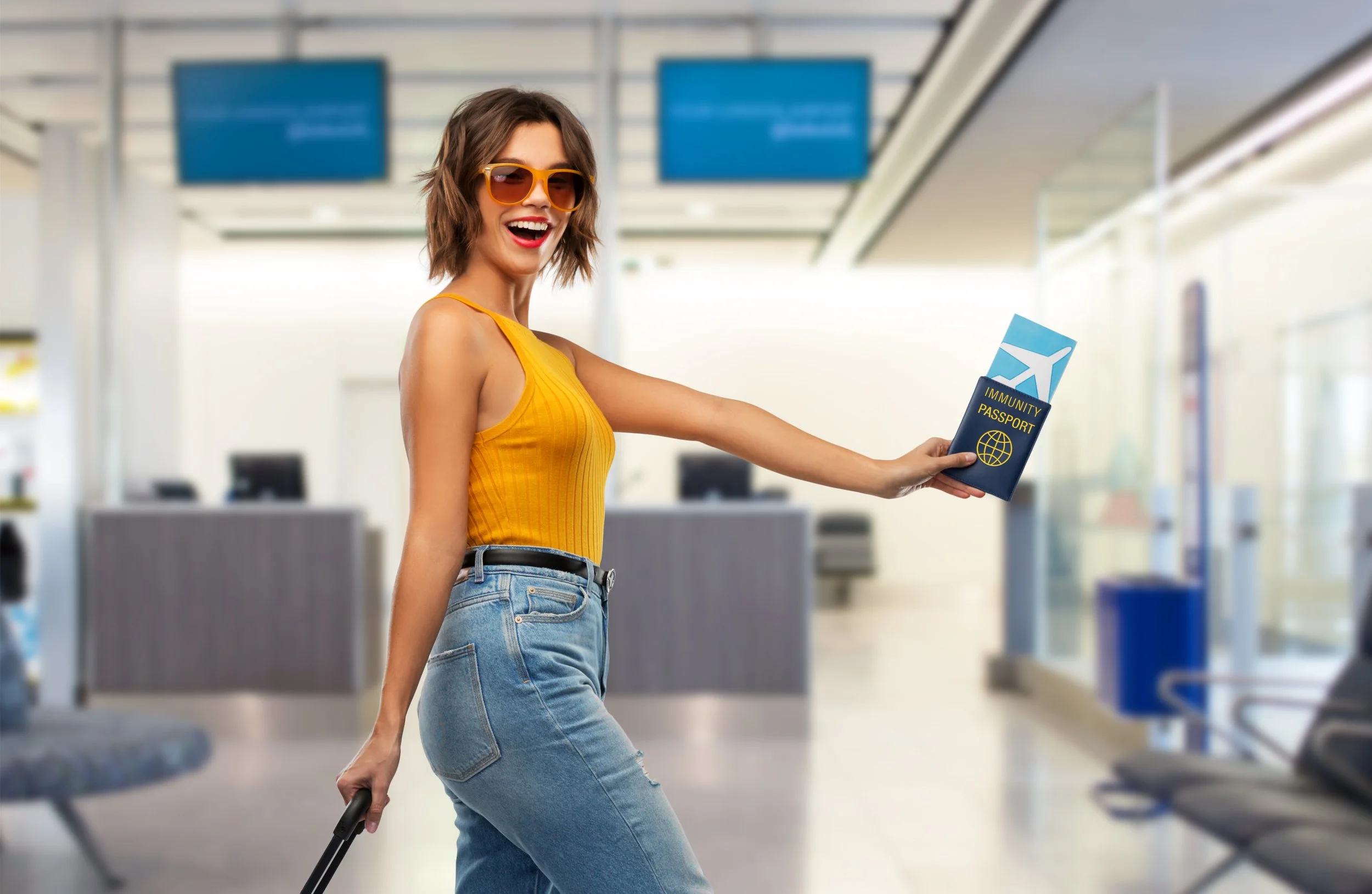 Una mujer mexicana camina feliz por el aeropuerto mientras se prepara para viajar a Estados Unidos.