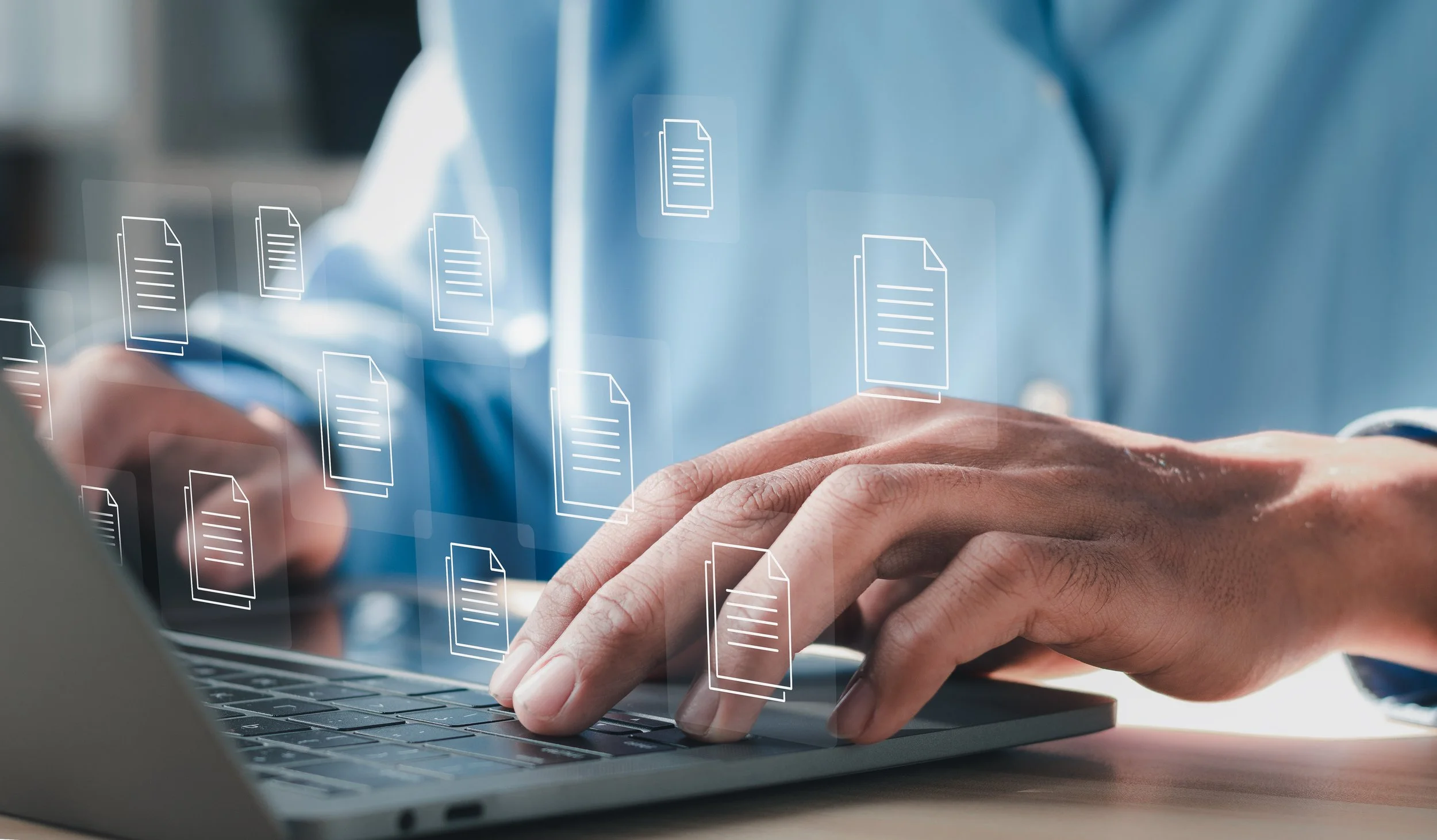 Un hombre frente a su computadora, reuniendo más documentos para su solicitud de visa.