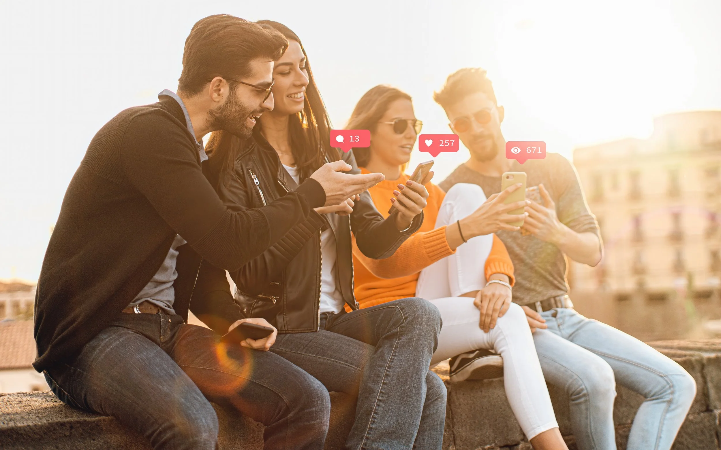 Amigos reunidos, publicando e interactuando en sus redes sociales.