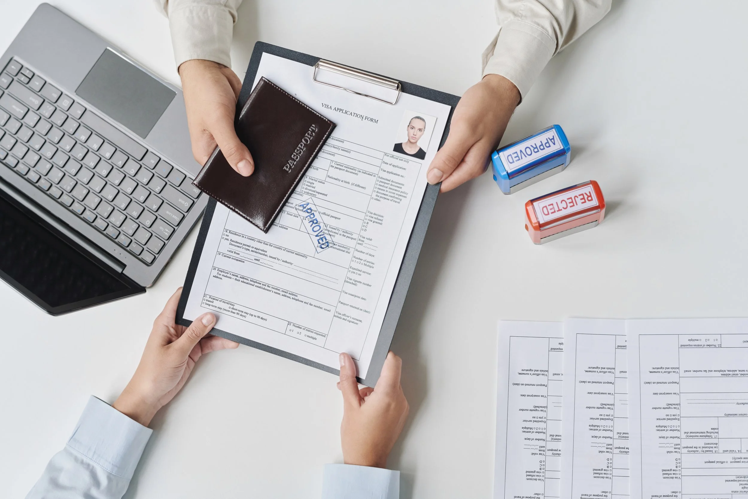 El cónsul de EE. UU. entrega la solicitud de visa tras su aprobación.
