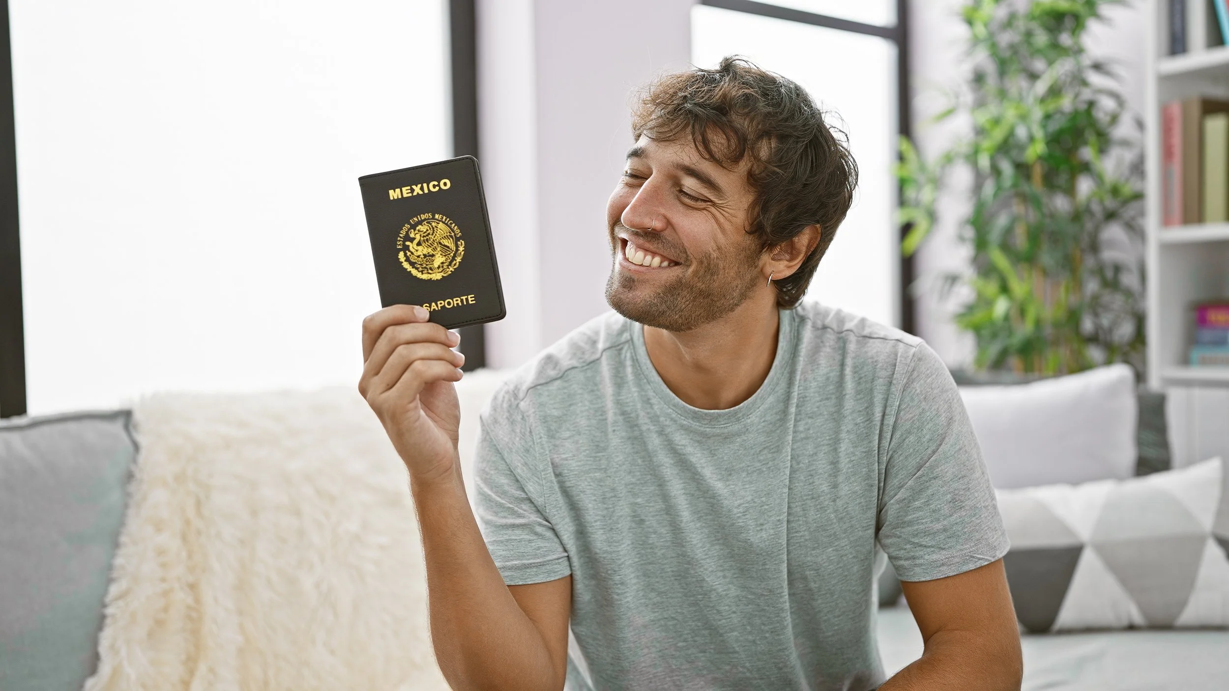 Hombre mexicano sosteniendo su pasaporte con su visa de EE. UU. en el interior.