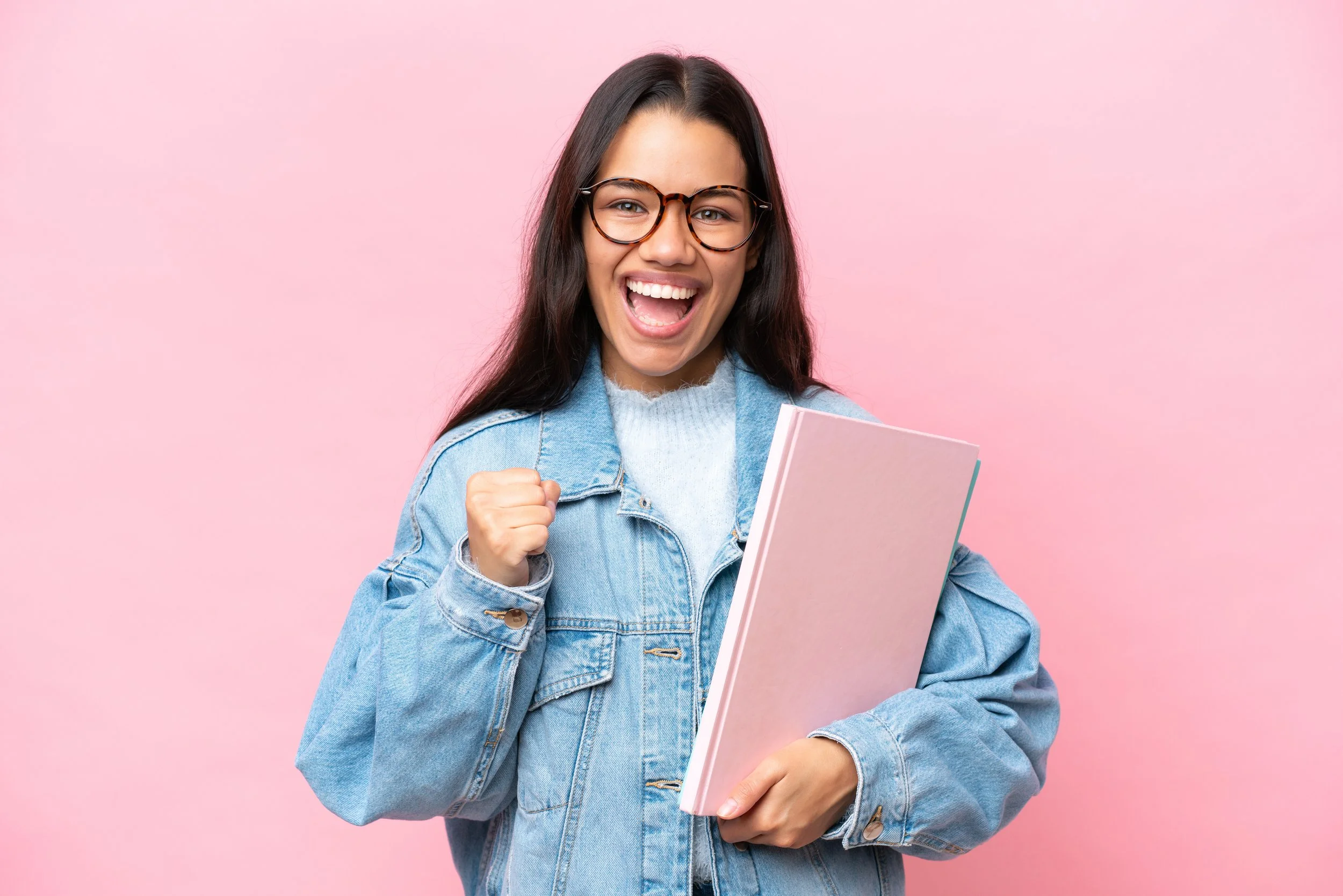 Una mujer colombiana que se muestra feliz mientras se dispone a solicitar la visa para Estados Unidos por primera vez.
