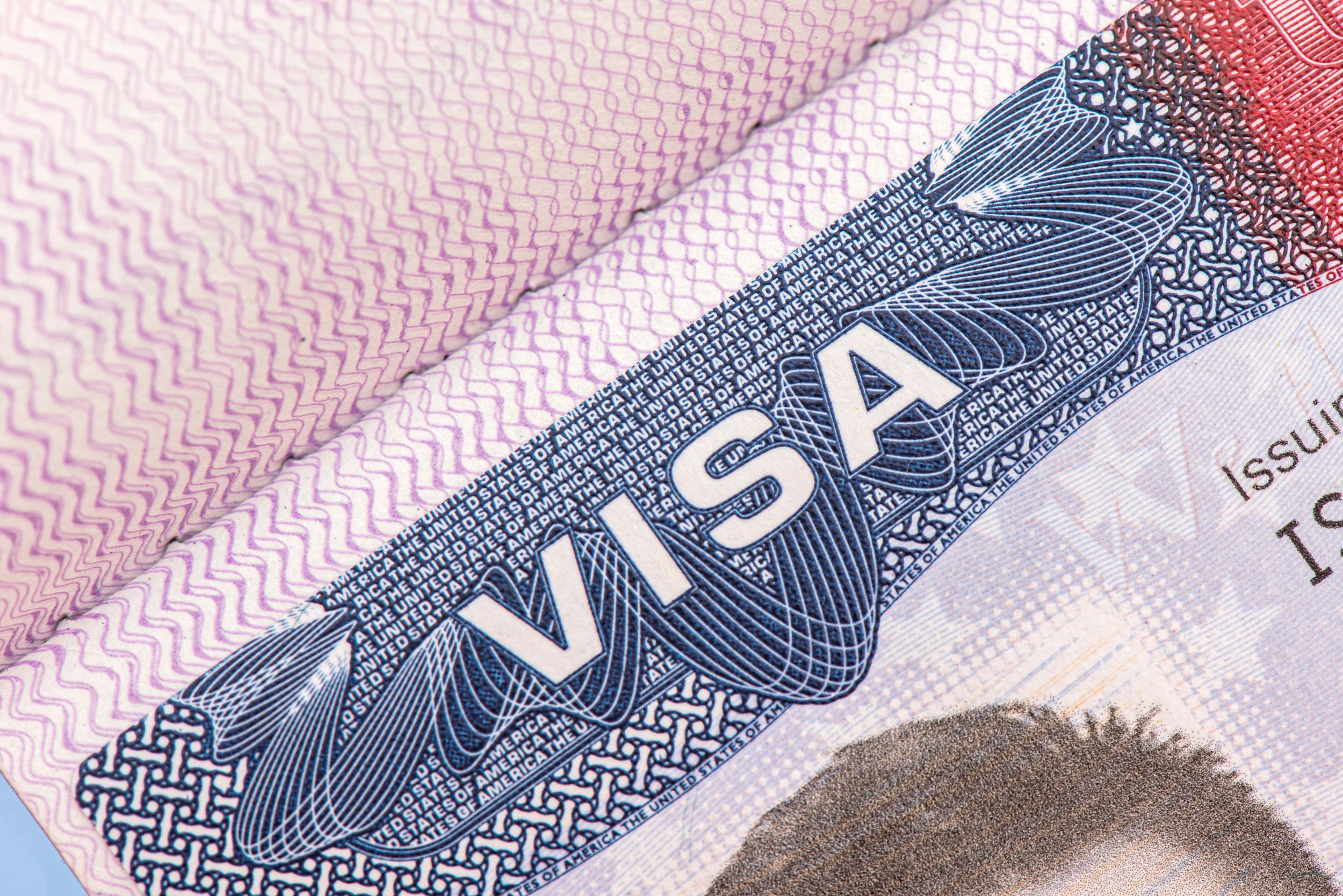 Primer plano de una visa de EE. UU. en un pasaporte.