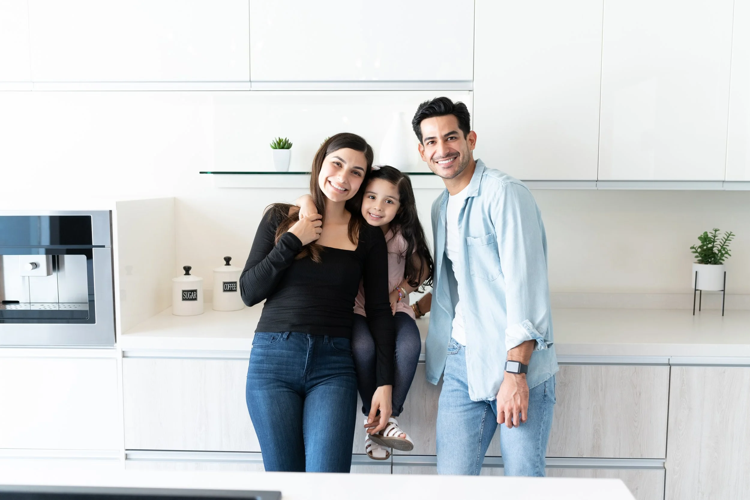 Familia latina posando felizmente al reencontrarse en Estados Unidos.