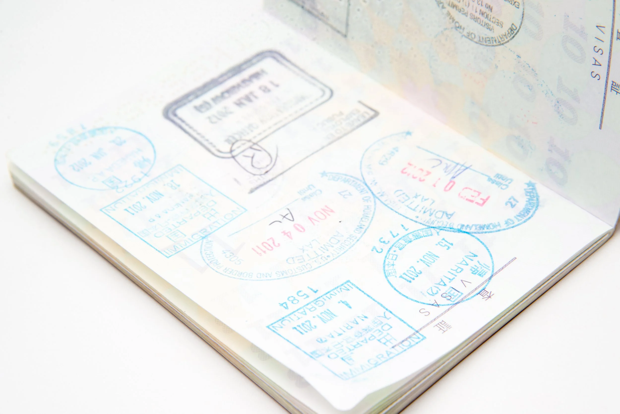 Primer plano de una página de pasaporte con sellos de visado.