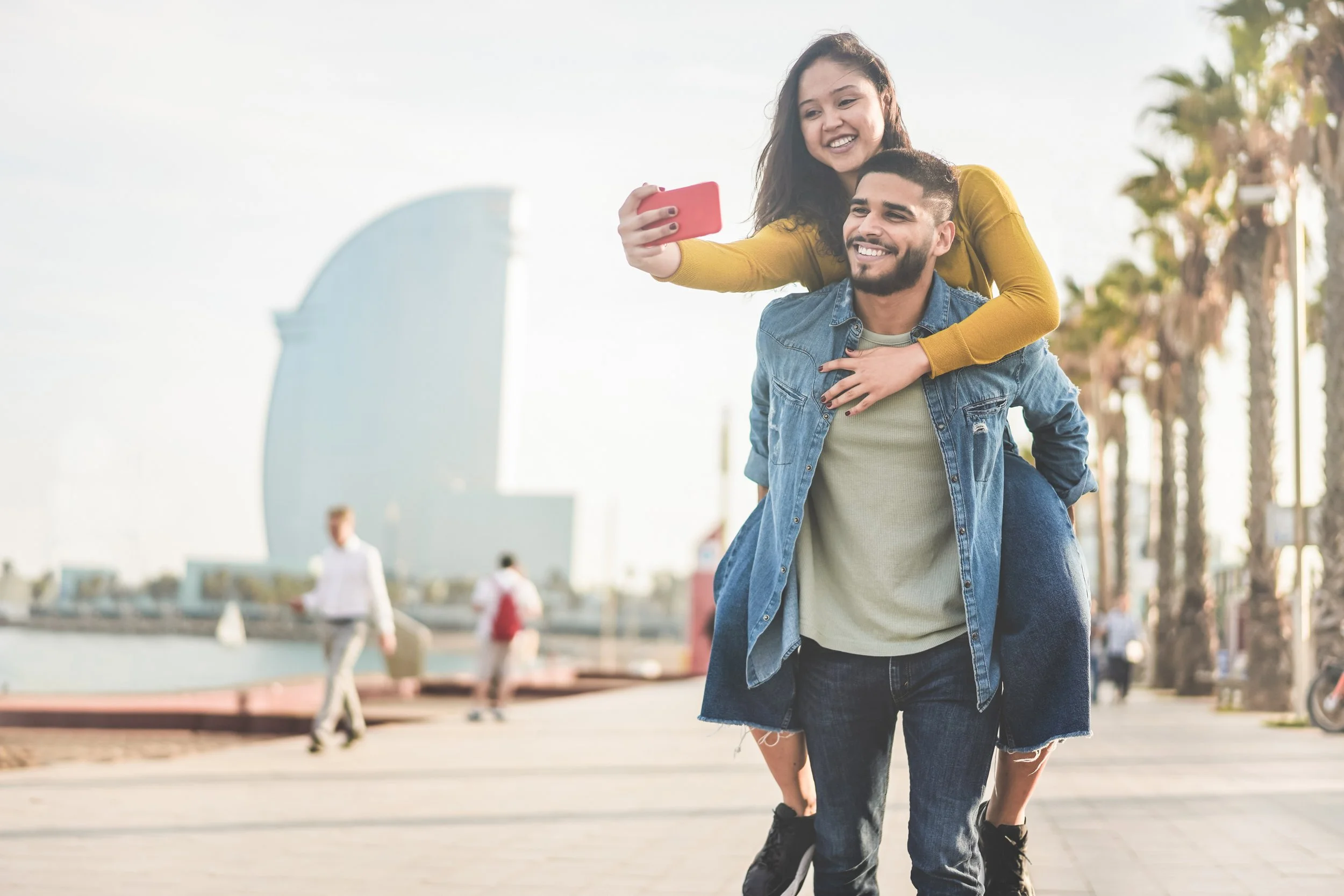 Un hombre y una mujer disfrutando de sus viajes tomándose una selfie juntos.
