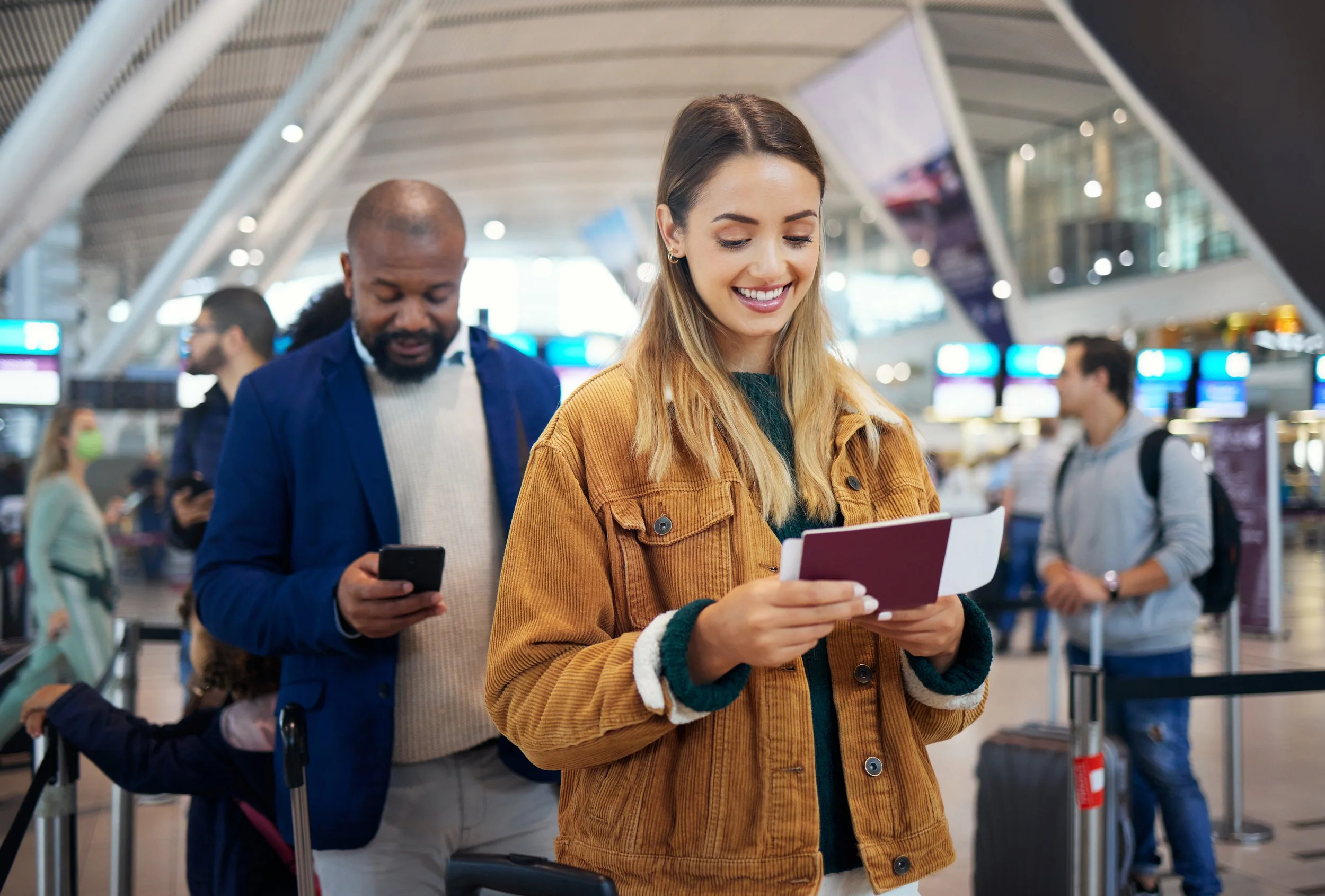 Mujeres haciendo fila en la Aduana de EE. UU. en el aeropuerto para ingresar al país.