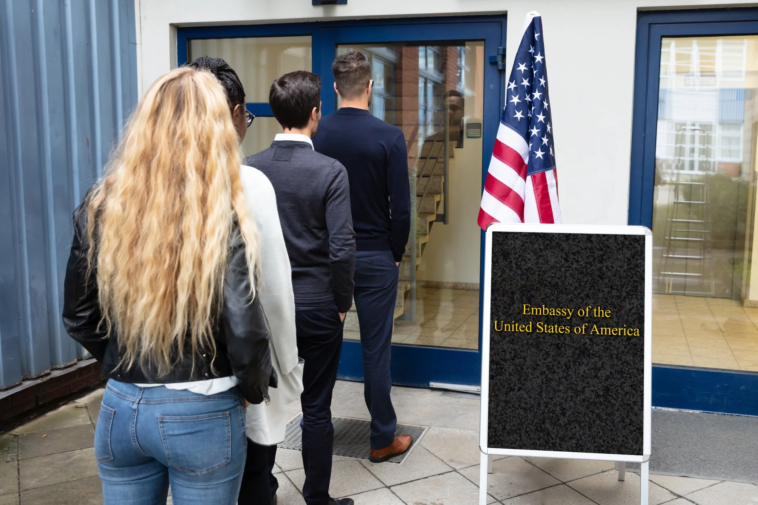 Una fila en la Embajada de Estados Unidos mientras las personas se preparan para su entrevista.
