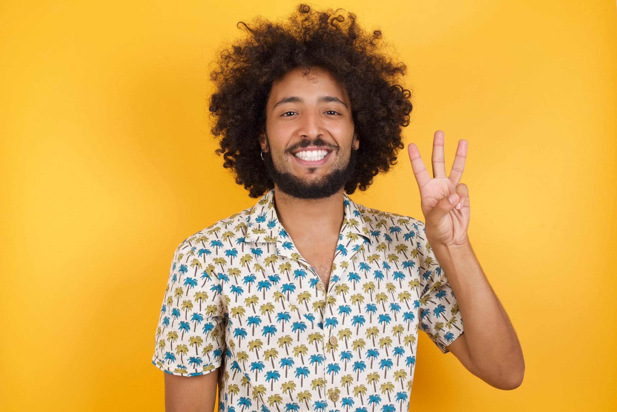 Hombre colombiano que sonríe
