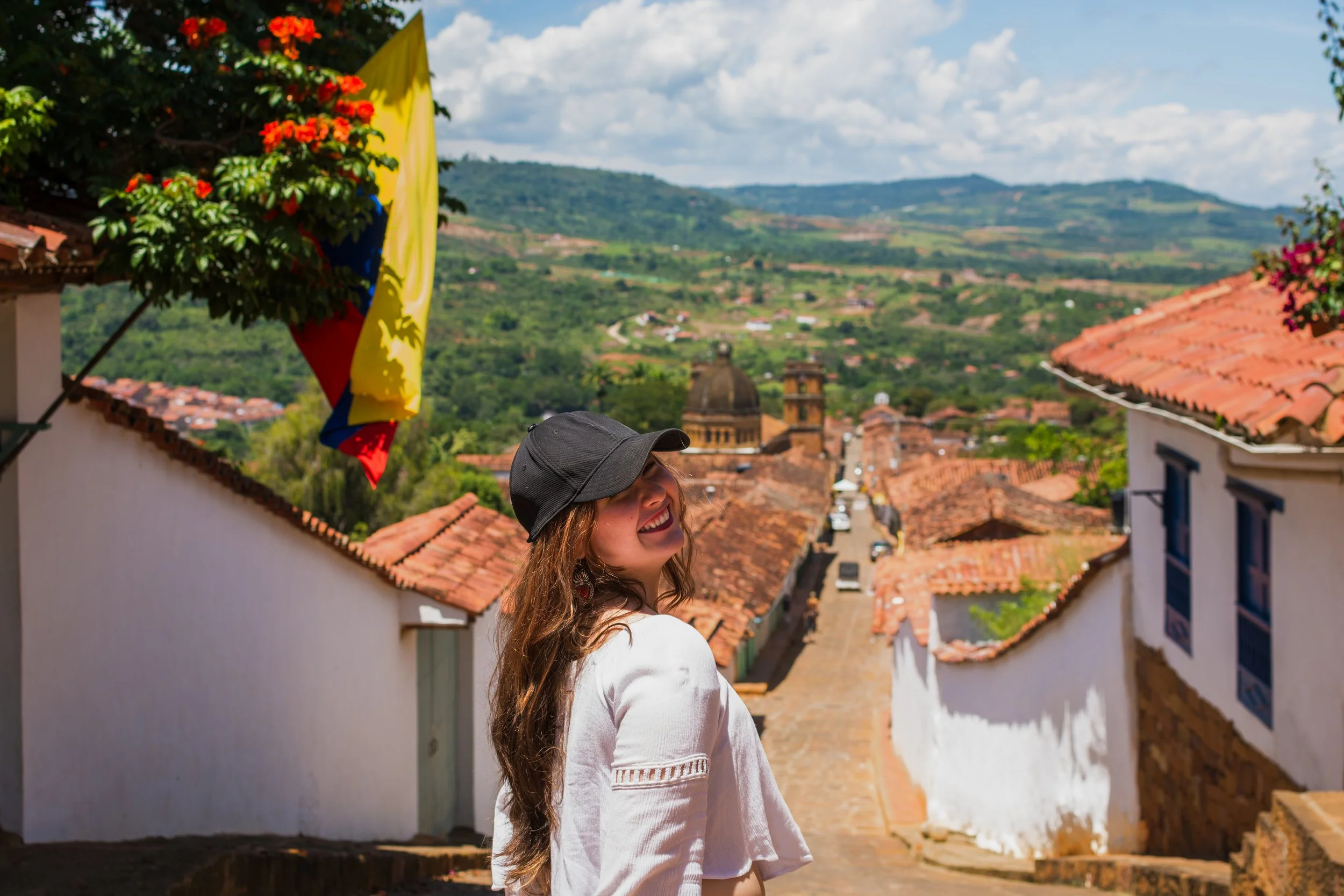 Una mujer colombiana a la que le encanta viajar y que camina por una calle de Colombia.