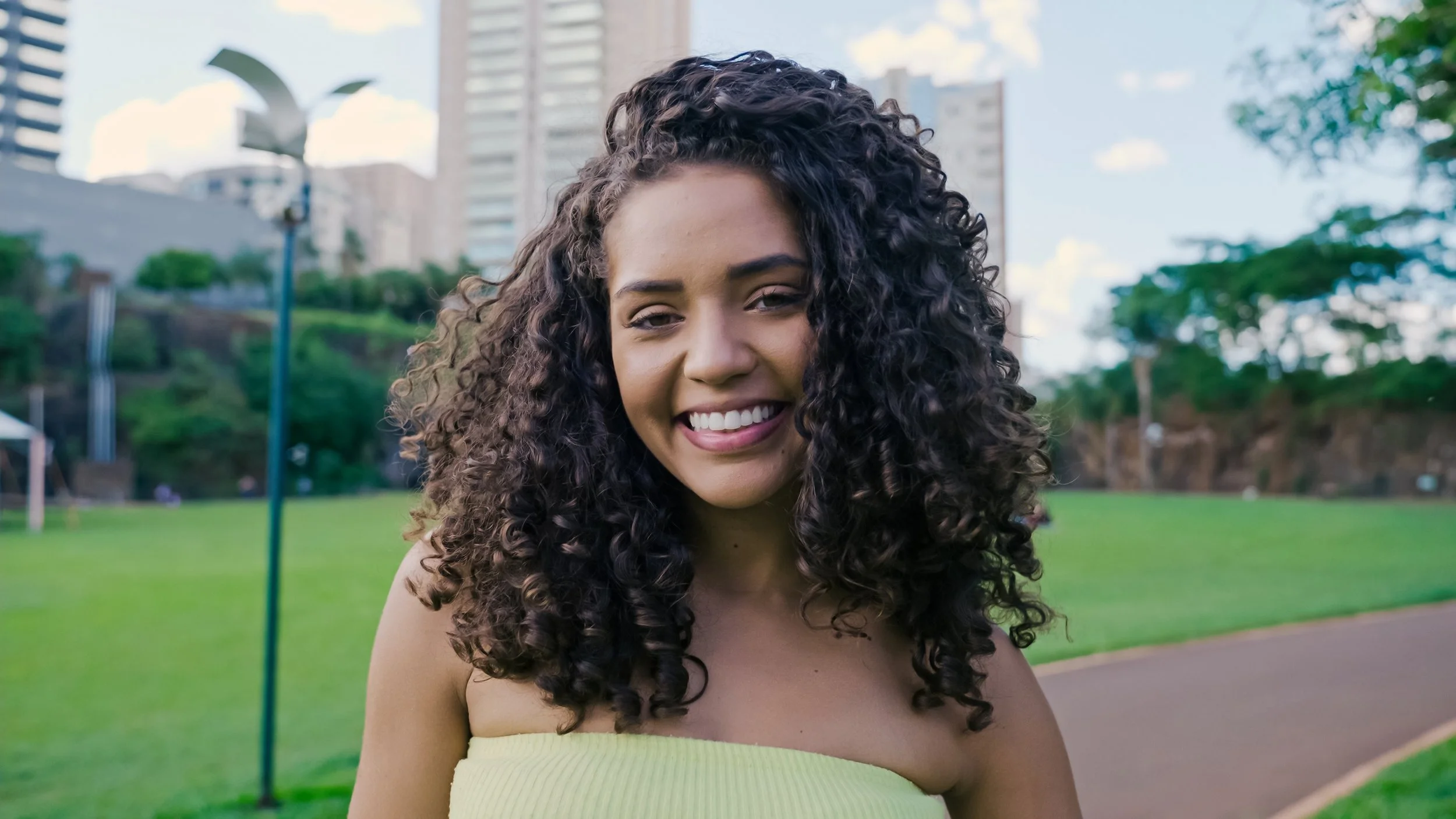 Una mujer colombiana feliz tras solicitar su visa para Estados Unidos.