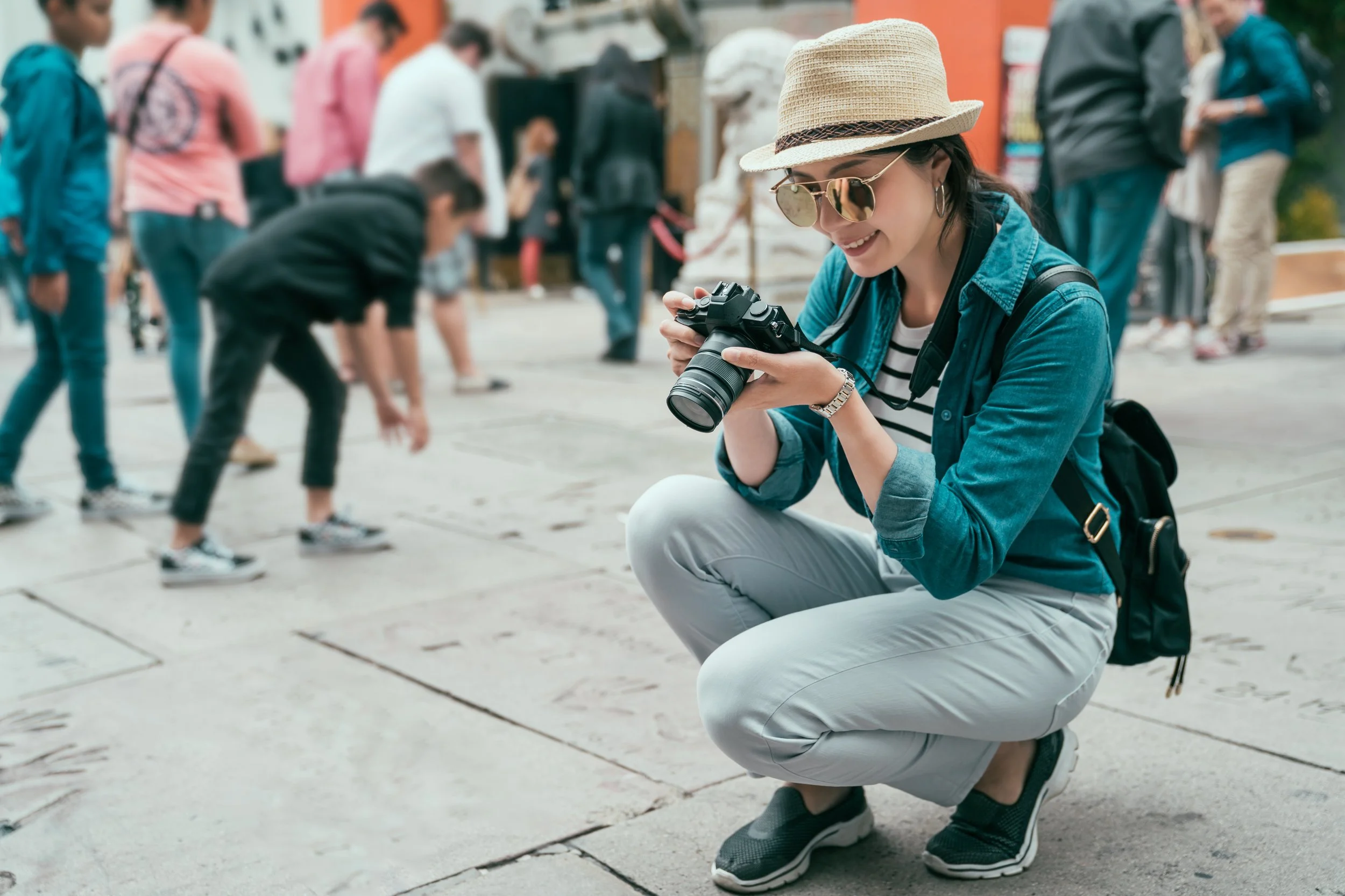 Una mujer en Los Ángeles tomando fotografías de la zona.