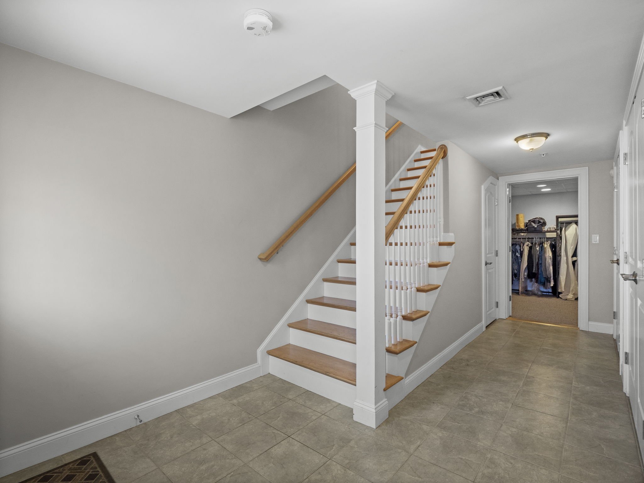 18-web-or-mls-262 Winn St B Burlington MA 2.jpg