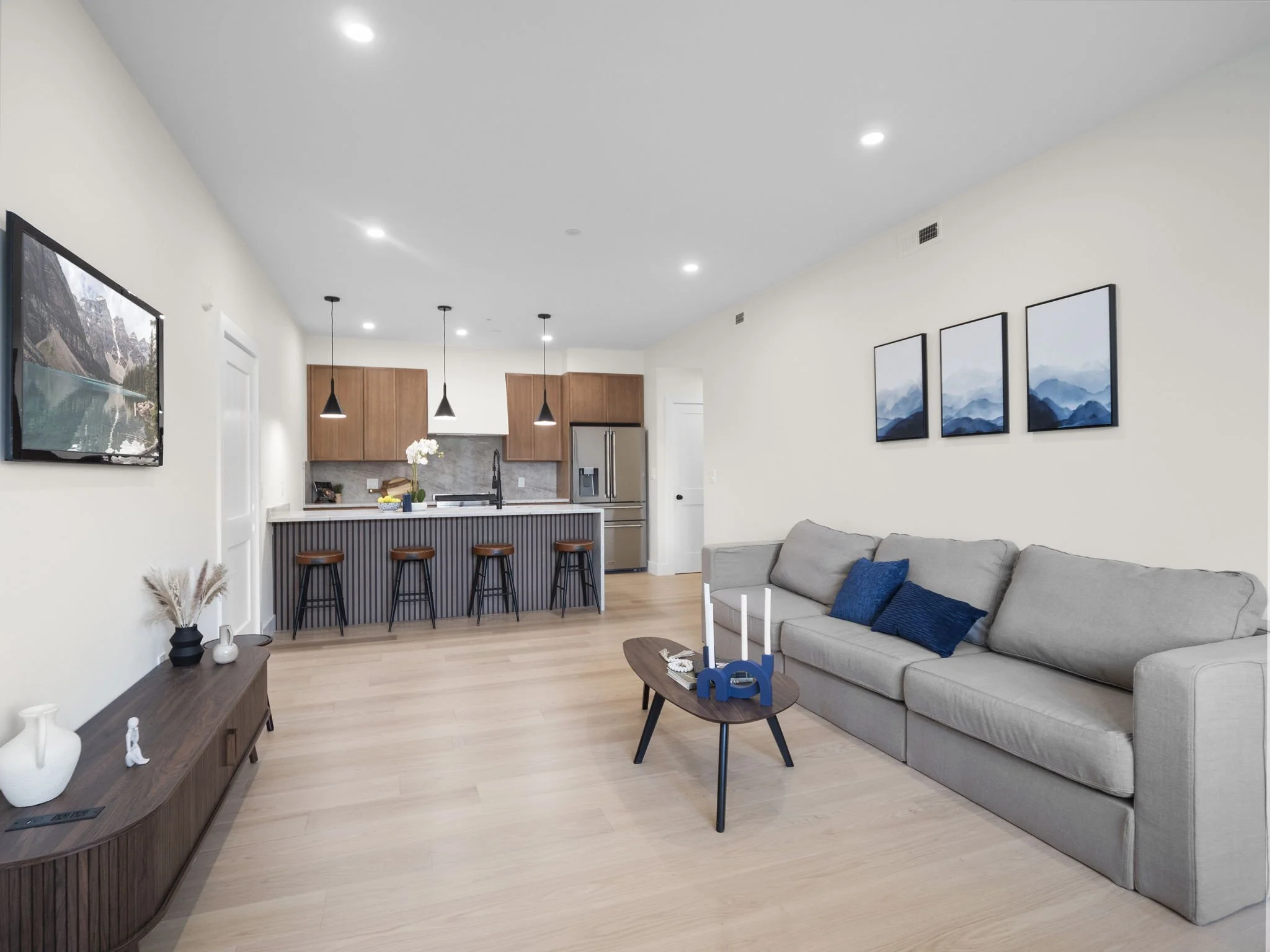 25-web-or-mls-INT 3F - 106 Bunker Hill St Boston MA 9.jpg