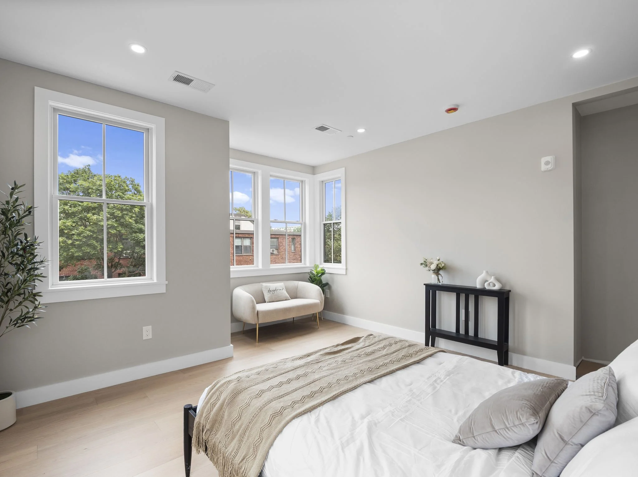 42-web-or-mls-INT 3F - 106 Bunker Hill St Boston MA 25.jpg