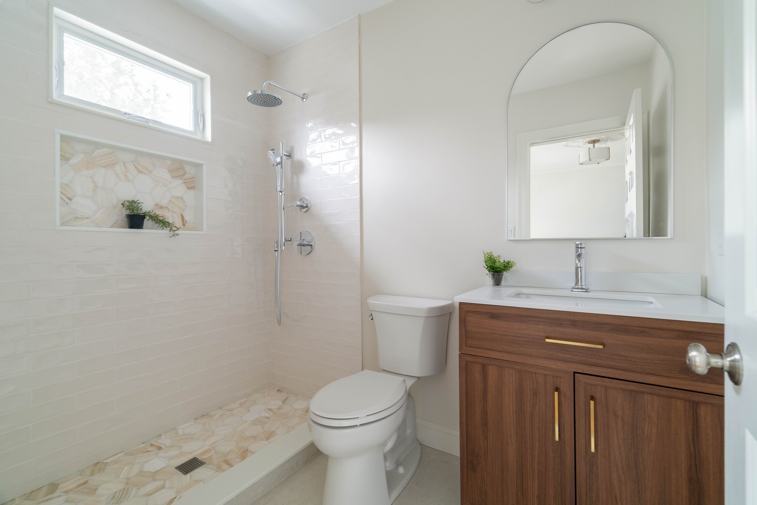 Primary Bed & Bath-06399.jpg