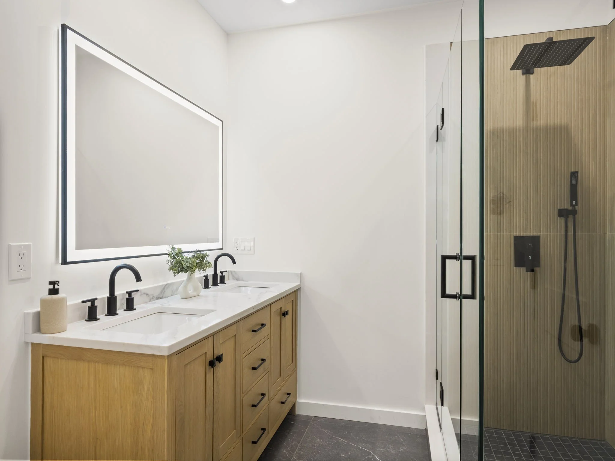 94-web-or-mls-106 Bunker Hill St 3R Boston MA 20.jpg