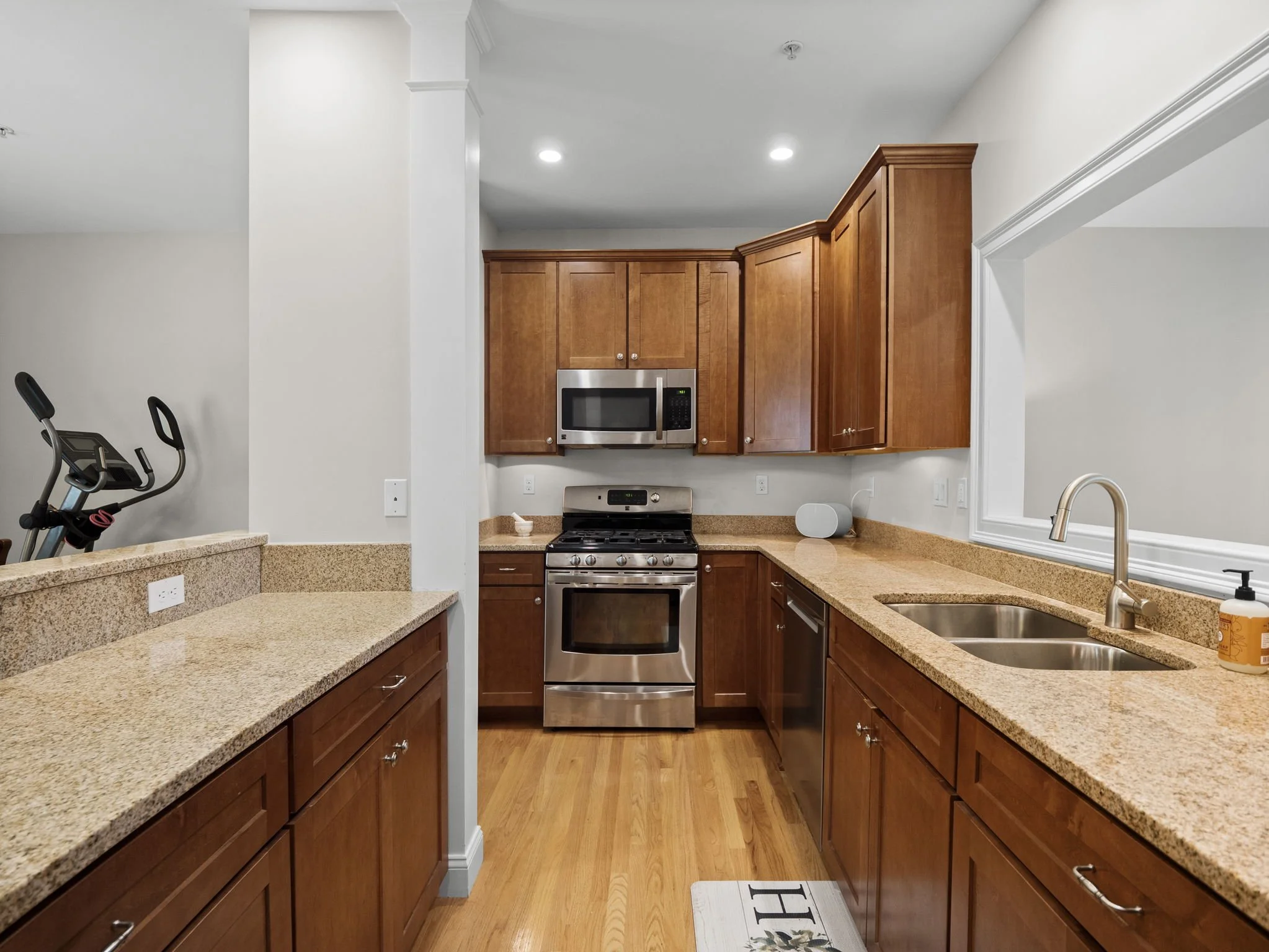 13-web-or-mls-262 Winn St B Burlington MA 12.jpg