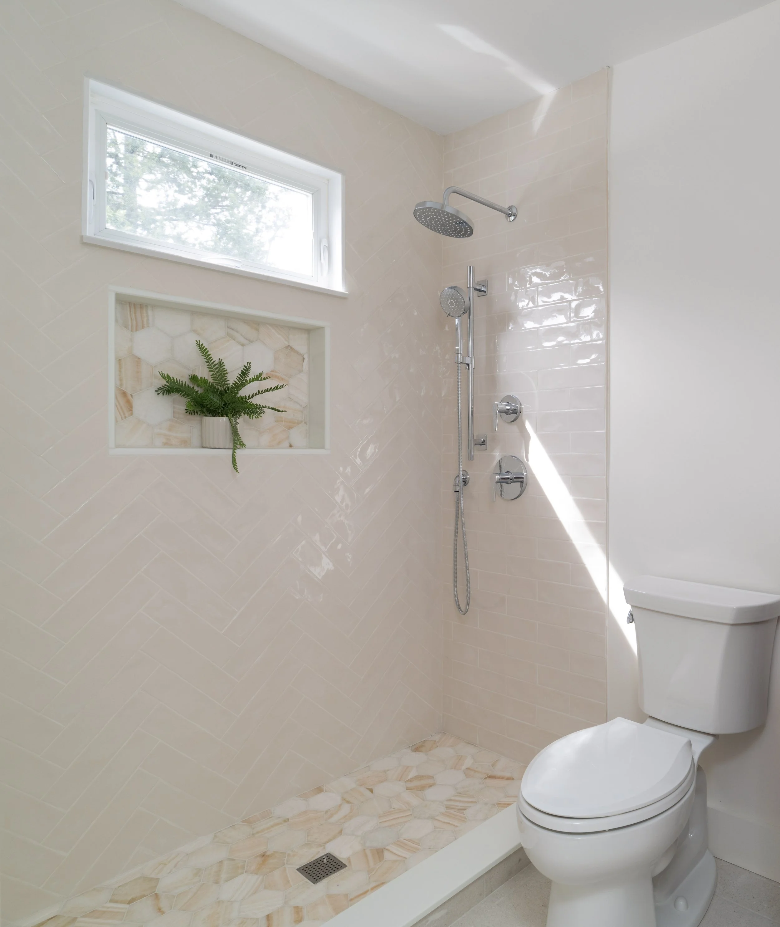 Primary Bed & Bath-06255.jpg