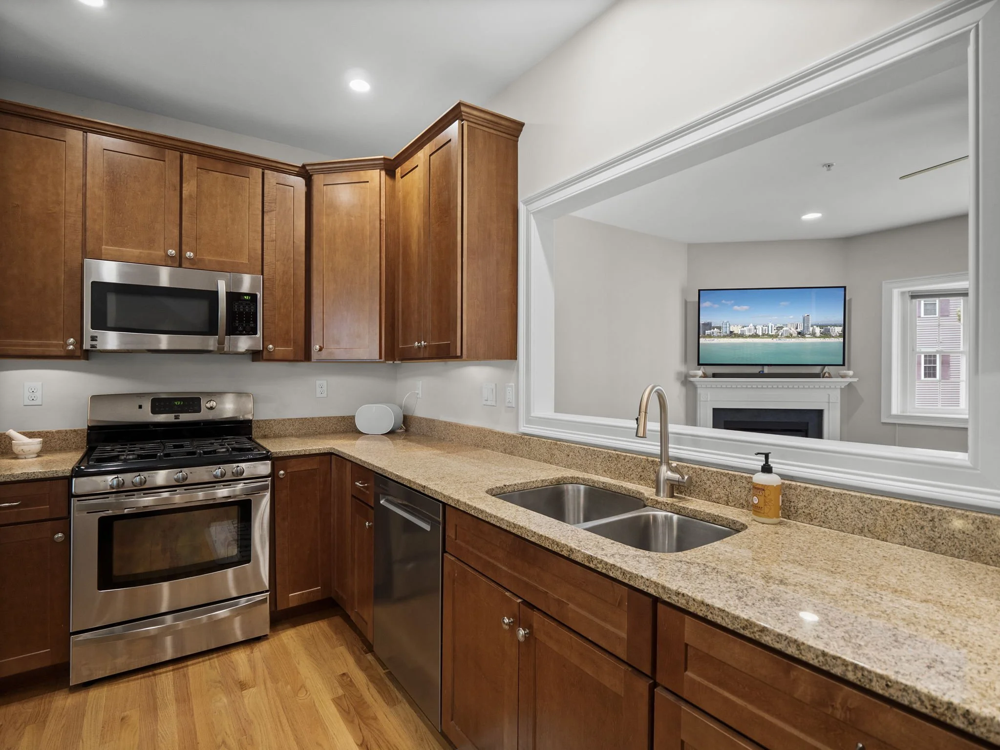 14-web-or-mls-262 Winn St B Burlington MA 13.jpg