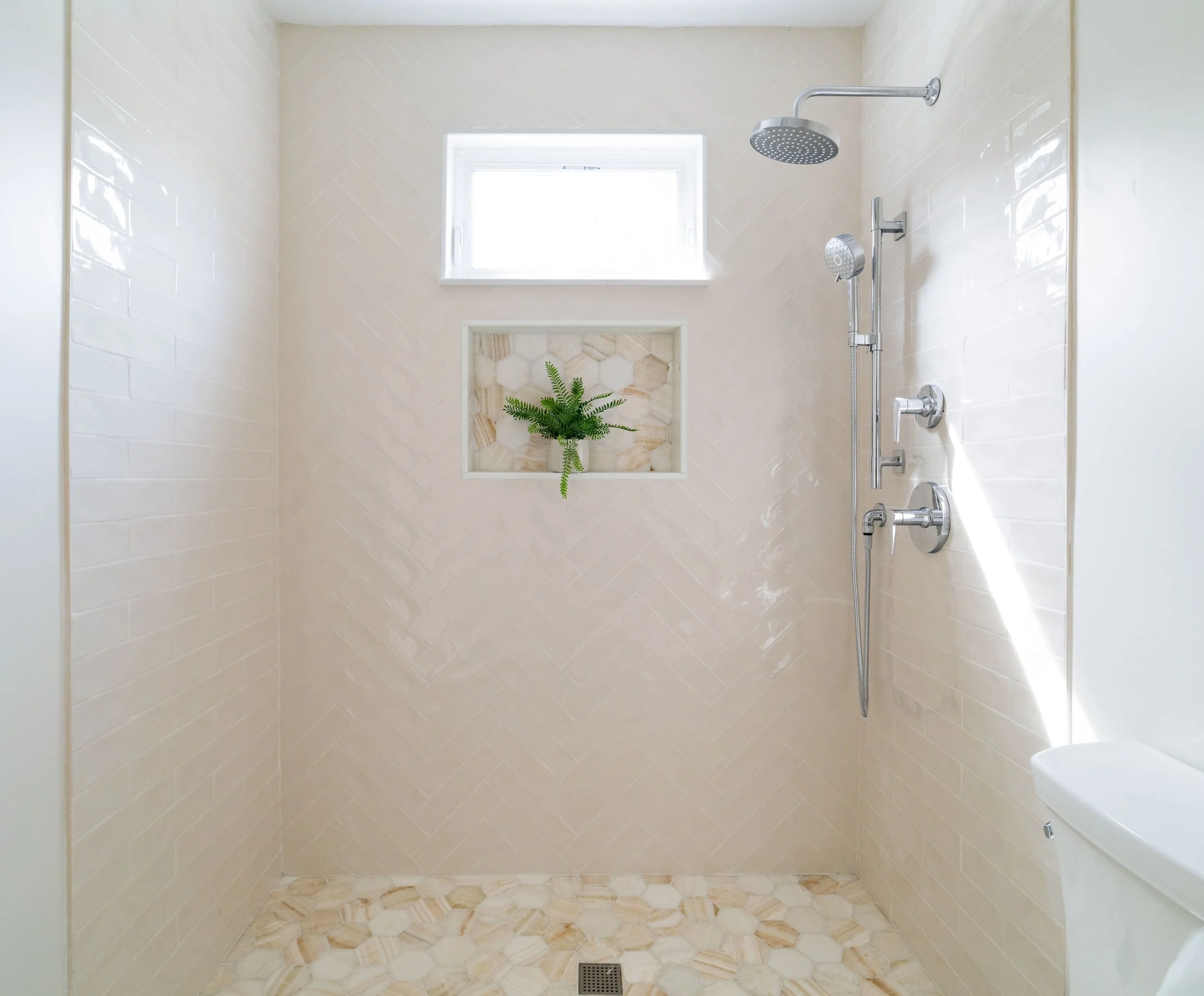 Primary Bed & Bath-06256.jpg