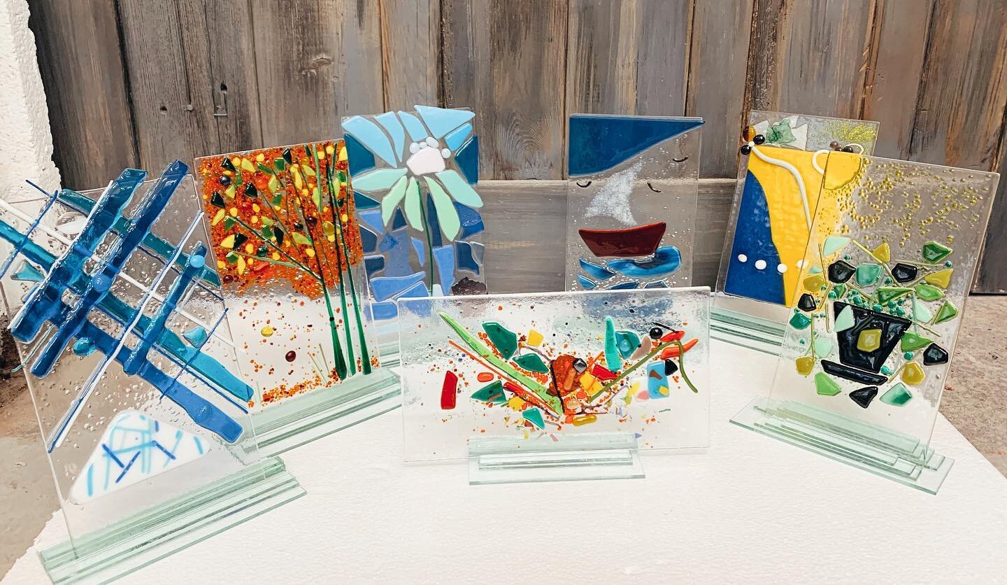 Wonderful art created in the first @artottawa glass fusing workshop! The students had never created a fused glass piece before. They created amazing work! This involved learning to cut a float glass stand and design and build an art piece. The next c