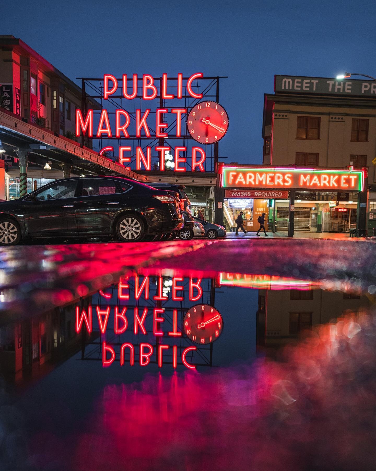 It&rsquo;s always fun cruising through the market on a rainy night. Which means an empty market and tons of puddles. 
.
.
.
.
#curiocityseattle #pnw_shooters #shooters #citykillerz #seattle_sites #night_owlz #seattle #pikeplacemarket #shotz_fired #ni