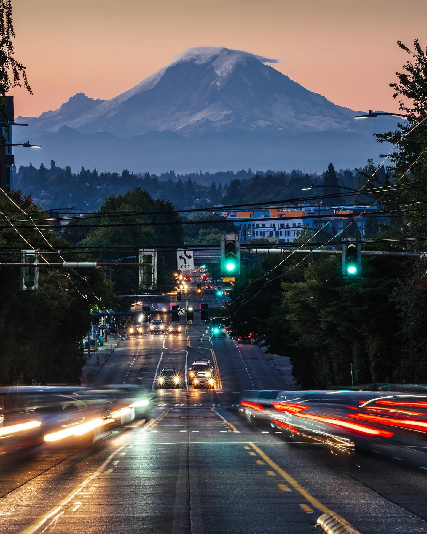 Rise and shine Seattle! The mountain is out! 
.
.
.
.
#curiocityseattle #pnw_shooters #shooters #citykillerz #seattle_sites #night_owlz #seattle #toneception #shotz_fired #nightshooters #electic_shotz #sonyimages #artofvisuals #clickcity #creativeopt