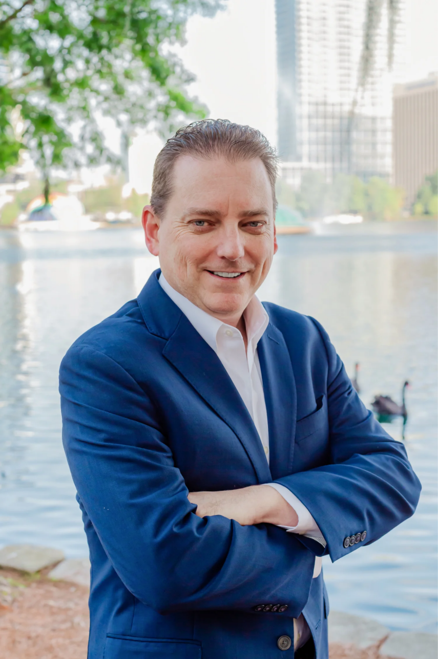 Beyond the Blue Backdrop: Why Modern Executives are Moving Toward Lifestyle Portraits