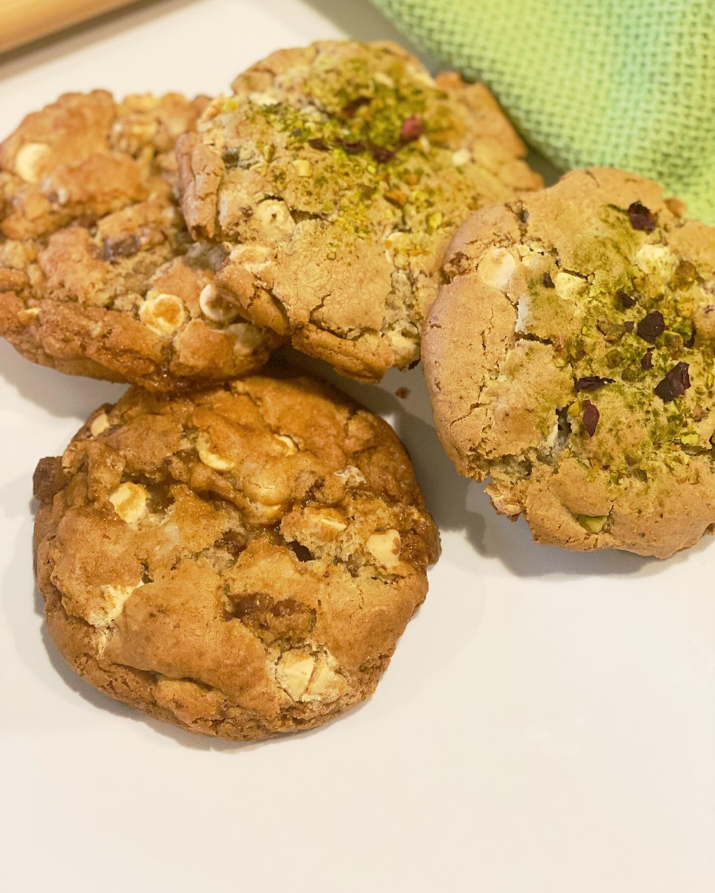 What’s Your Flavor?!
πͺπΉπͺ
Vanilla Morsels Featuring: Toasted Butterscotch Pecan Salted • Rosé Pistachio Raspberry Dusted with Matcha
#alexamaries #sweetsonstreets #glutenfree #glutenfreelife #customorders #customcakes #shopsma