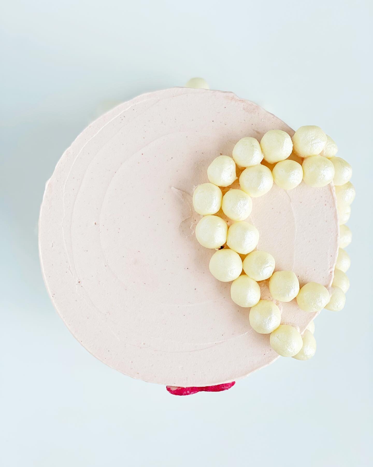 “Happy Thirty Faux Birthday”
Strawberry Cake • Strawberry Cream Cheese Filling • Strawberry Frosting
#alexamaries #sweetsonstreets #glutenfree #glutenfreelife #customorders #customcakes #shopsmall #shoplocal #supportsmall #sup