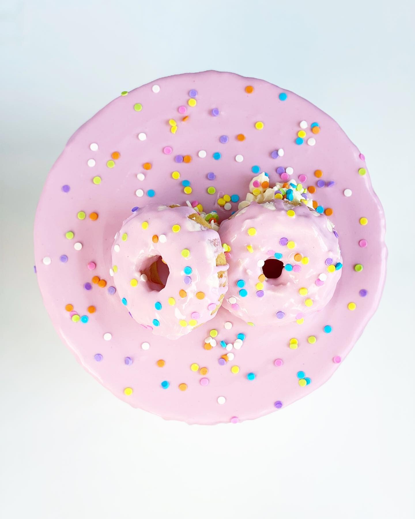 Two Sweet Saturday
Rainbow Vanilla Cake • Strawberry Cream Cheese Filling
#alexamaries #sweetsonstreets #glutenfree #glutenfreelife #customorders #customcakes #shopsmall #shoplocal #supportsmall #supportlocal #shopsmallbusiness #shoplocalbusin