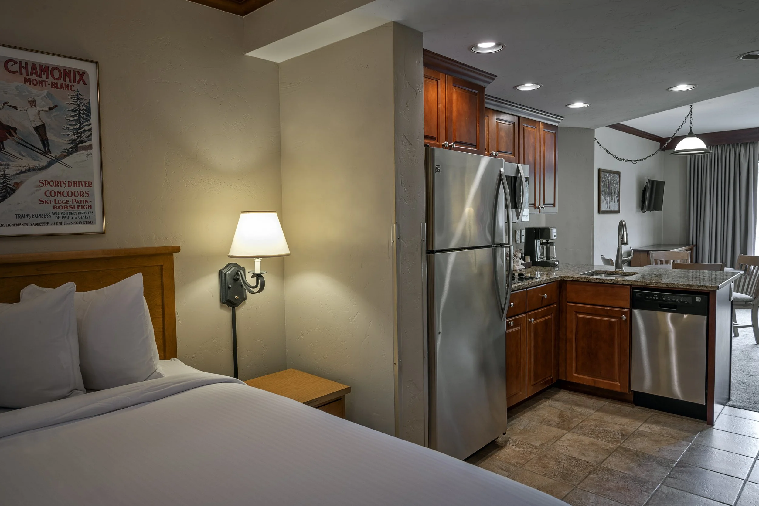 43-Room 4706.jpg