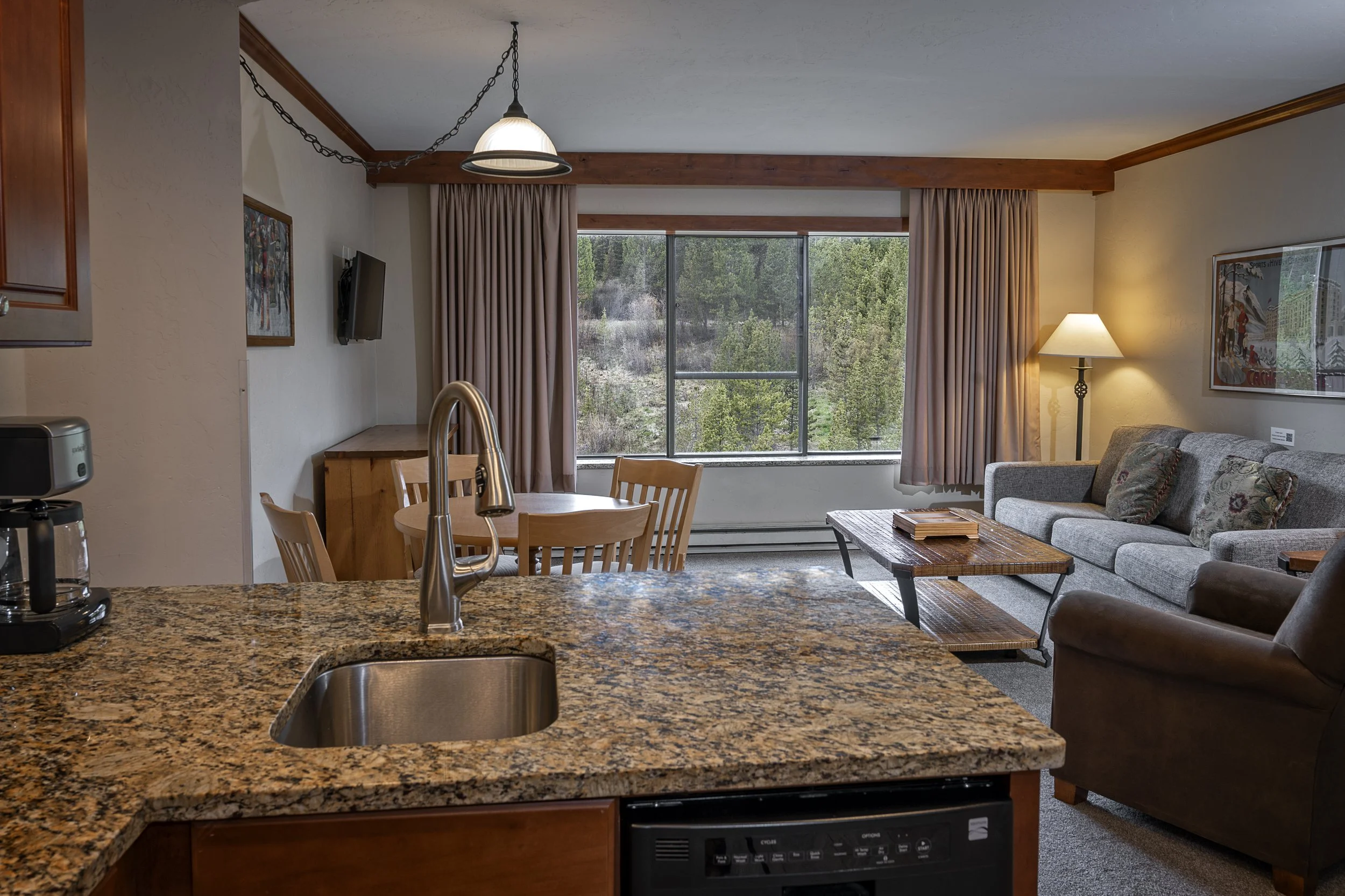 41-Room 4706.jpg