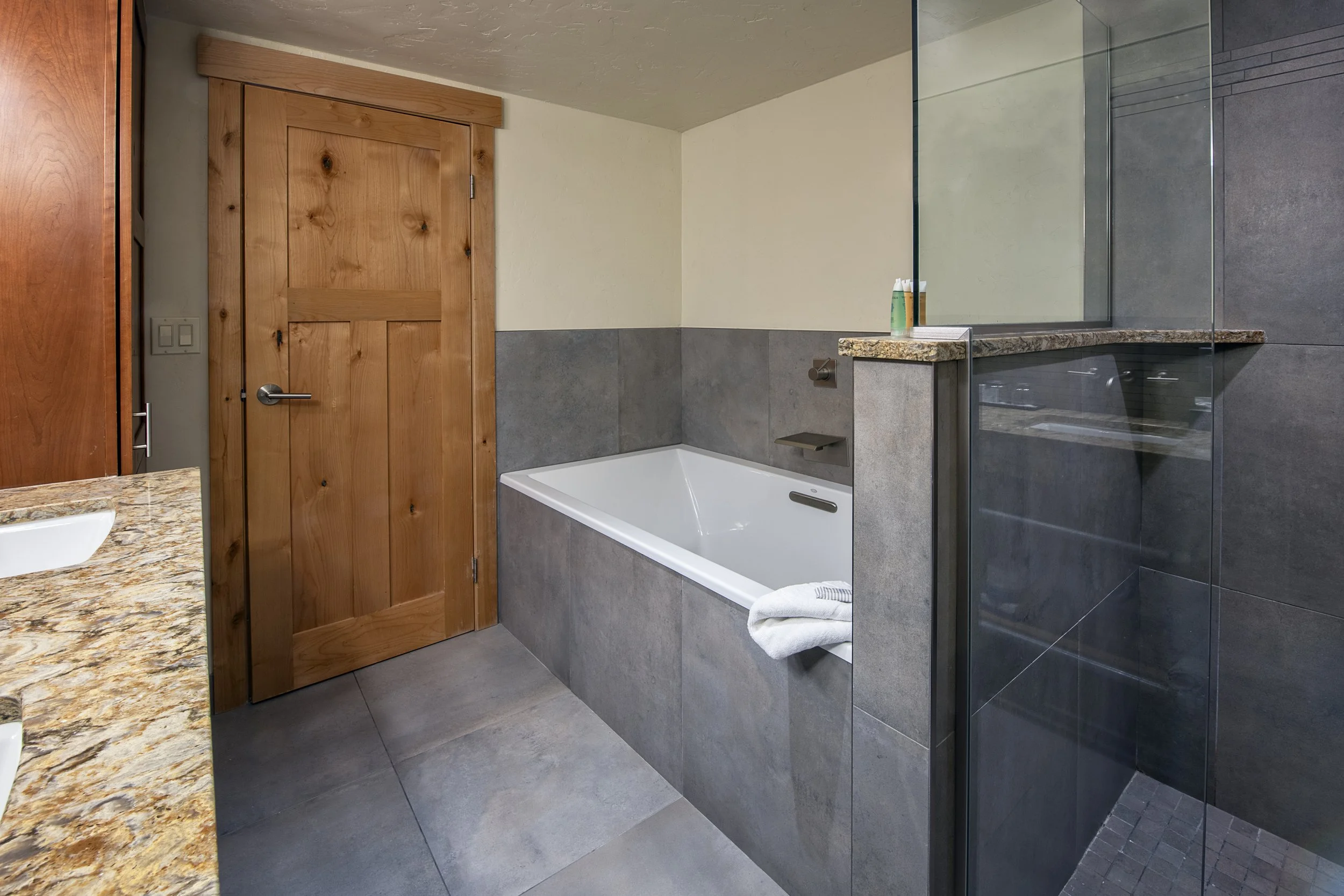 41-Room 4530.jpg