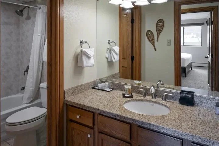 060-Room-21170-1-bedroom.jpg
