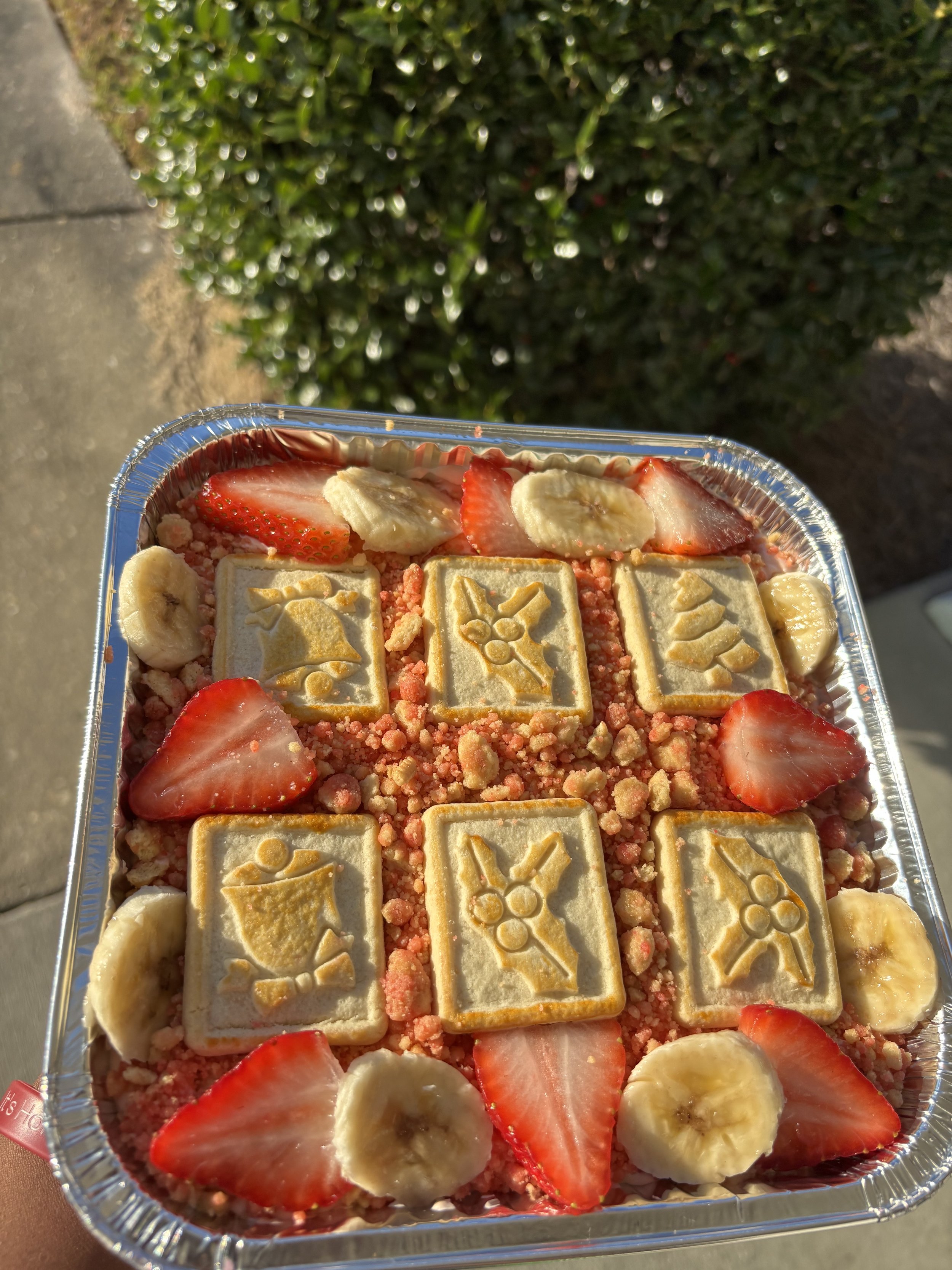 PERSONAL PAN STRAWBERRY CRUNCH BANANA PUDDING