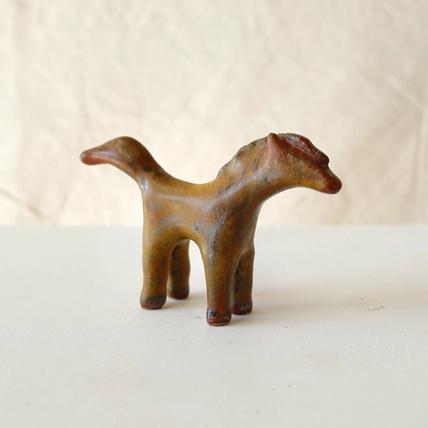 I ADORE the rusty golden glaze of these little ponies, I used my favourite dolomite glaze from @walkerceramicsaust as a base and then layered it with a beautiful rust glaze from Japan 😍 I&rsquo;ll have to make some more work with this combo. 

#cera