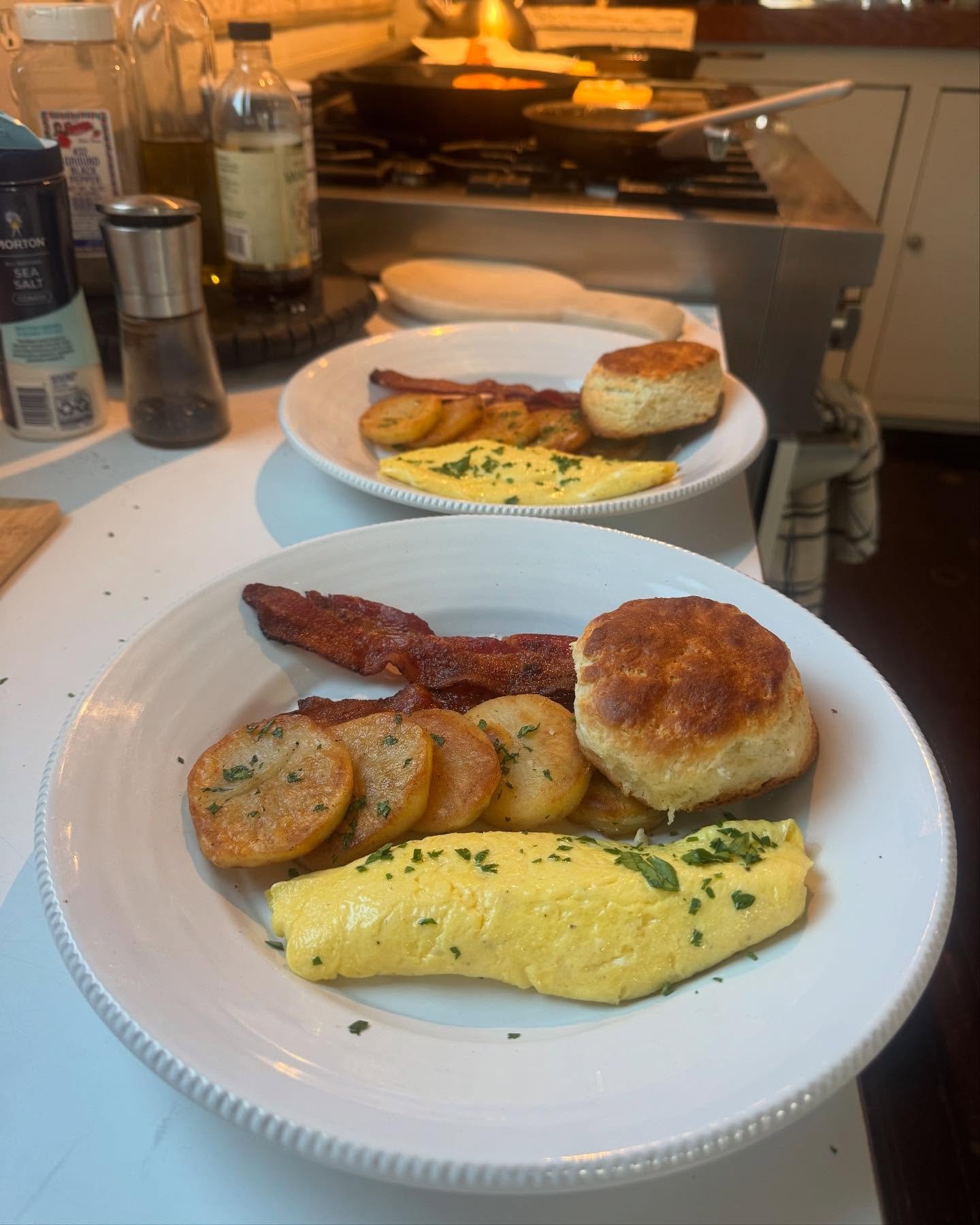 When breakfast looks like this, you&rsquo;ll want to rise and shine. 🧇🍳🥑 

Book your stay using the link in our bio.