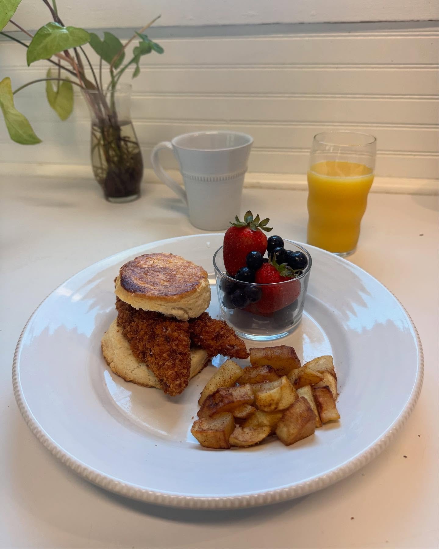 There&rsquo;s breakfast&hellip; and then there&rsquo;s breakfast at the Chateau. 🥰

This morning&rsquo;s plate was Katsu chicken on a fluffy buttermilk biscuit, kissed with warm honey butter. 🍗🍯🧈