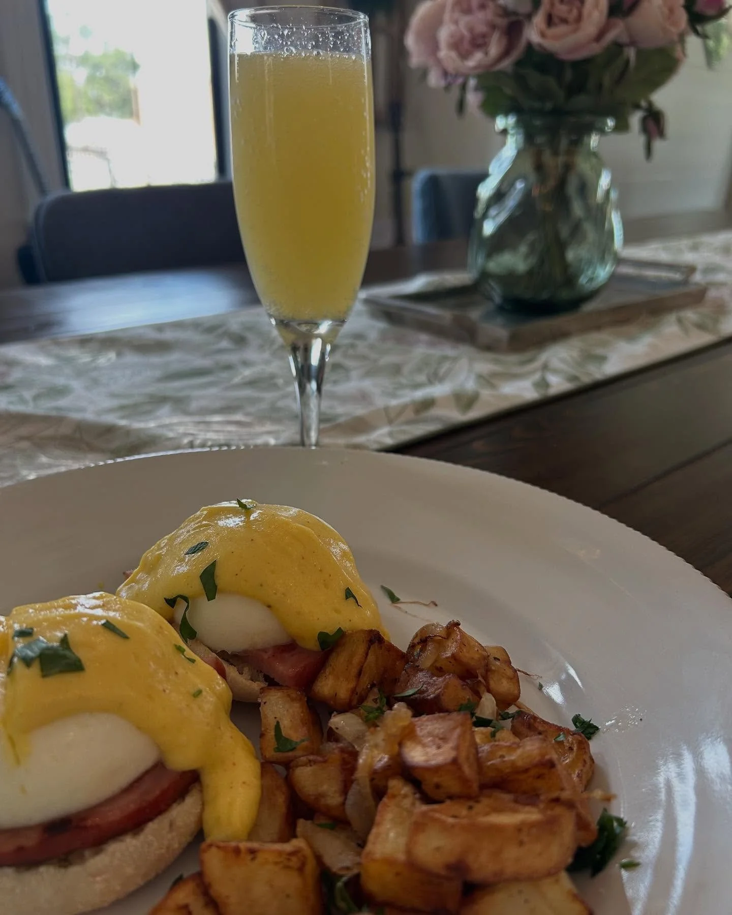 Sundays are for eggs benedict &amp; mimosas. 🥂🍳 We don&rsquo;t make the rules&hellip; 😉
