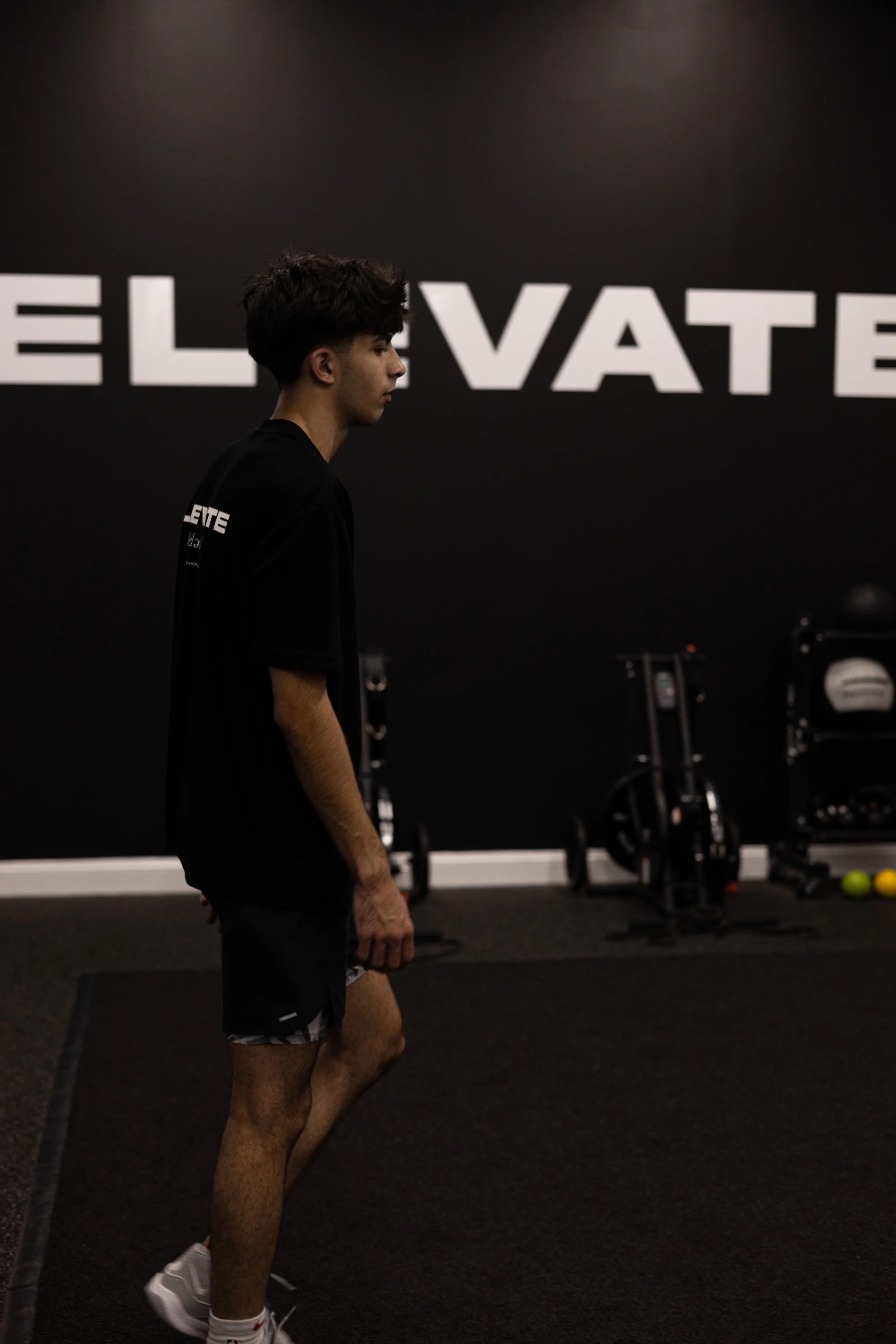 therapist working one-on-one with athlete during performance physical therapy session
