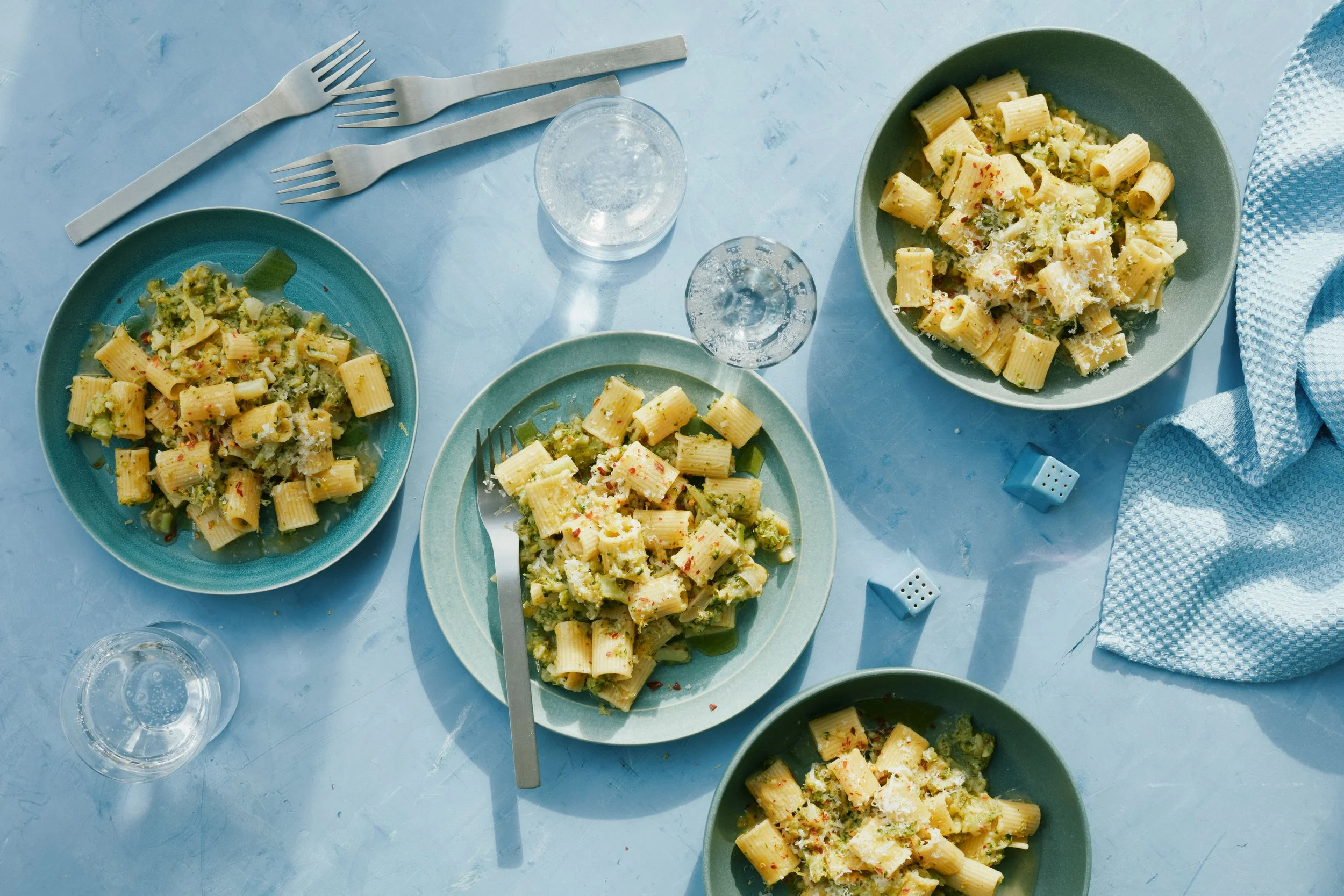 smashed-broccoli-pasta_LEDE_V1_121025_3679_VOG_final.jpg