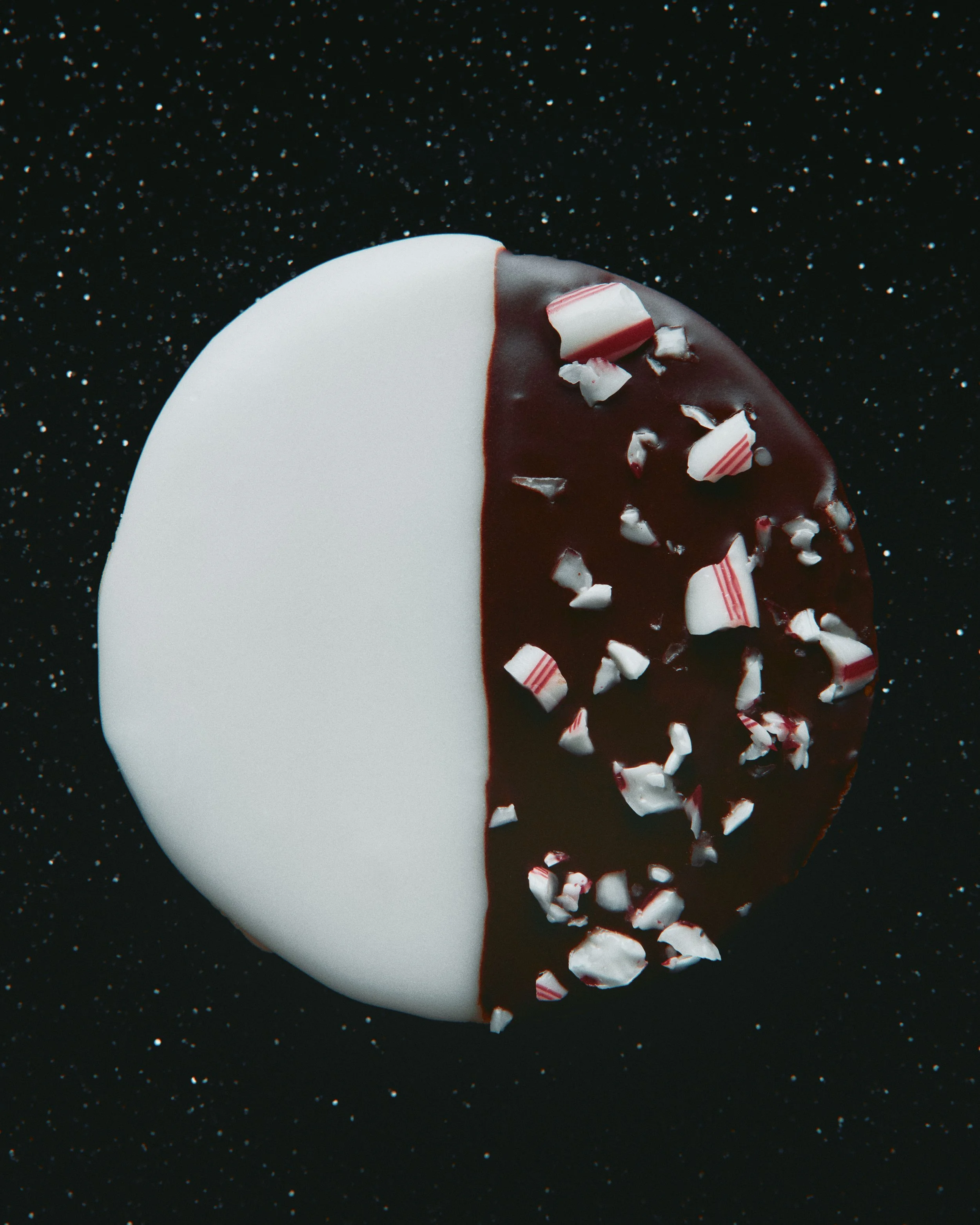 ba1225-peppermint-black-white-cookie_COVER_V1_082125_2507_VOG_final.jpg