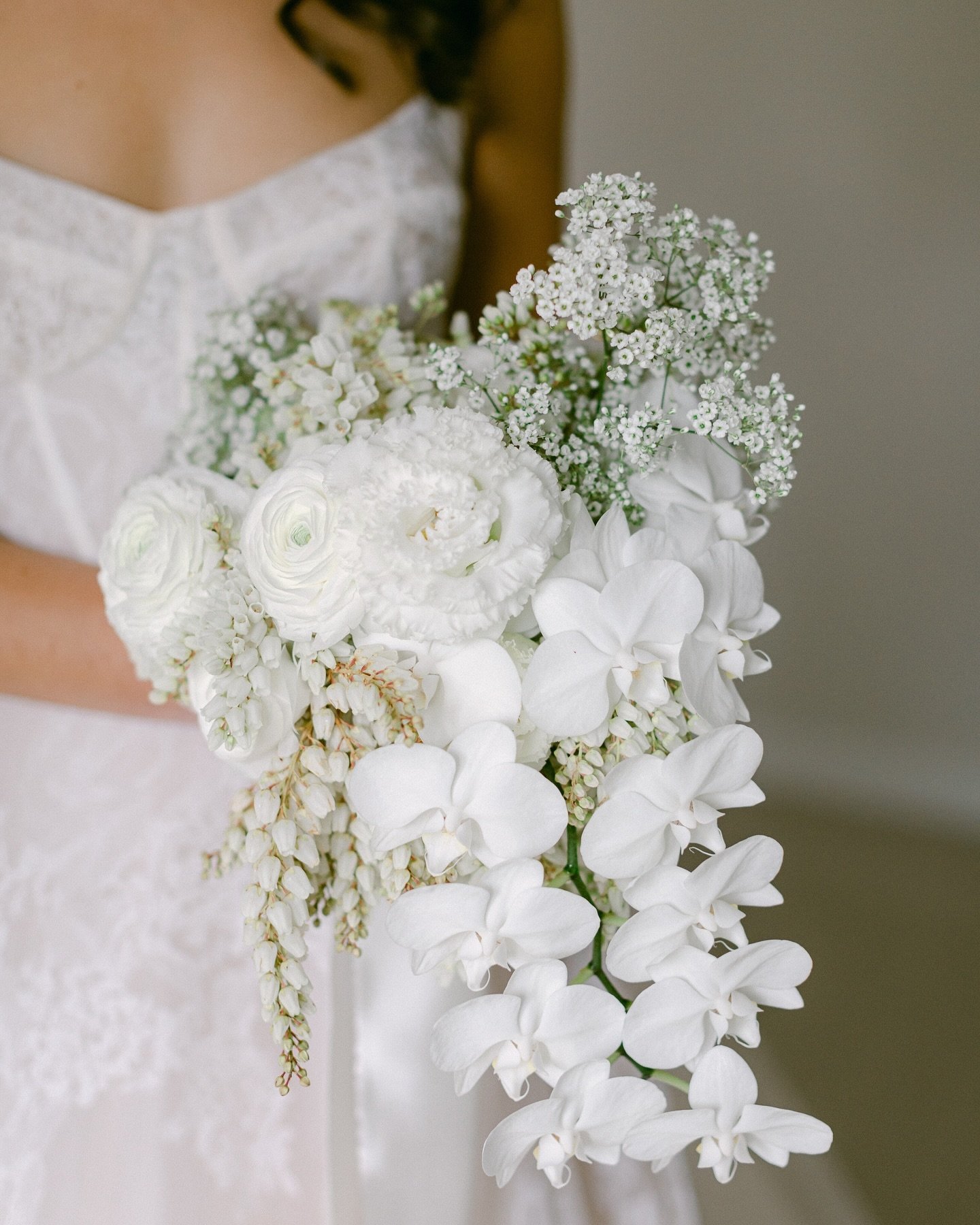 Beautiful Bouquets 🤍

Texture, cascade, delicate but modern, @naturalartflowers absolutely delivering on the brief 🫶🏻

&bull;

Image by @teneilkablephoto 

#whiteevents #whiteeventsstyle #creatorsofexceptional #realweddings #perthwedding #perthwed